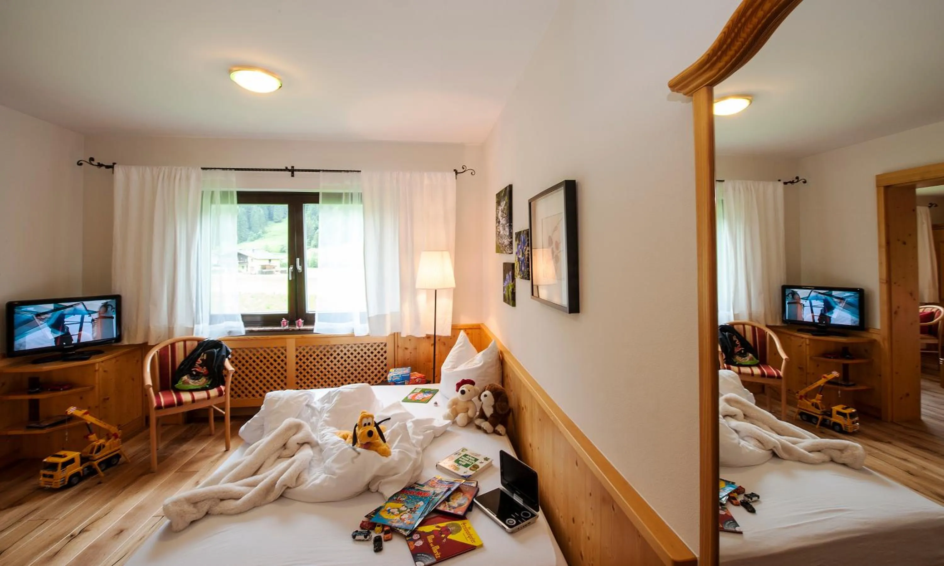 Seating area, Bed in Hotel LÄRCHENHOF