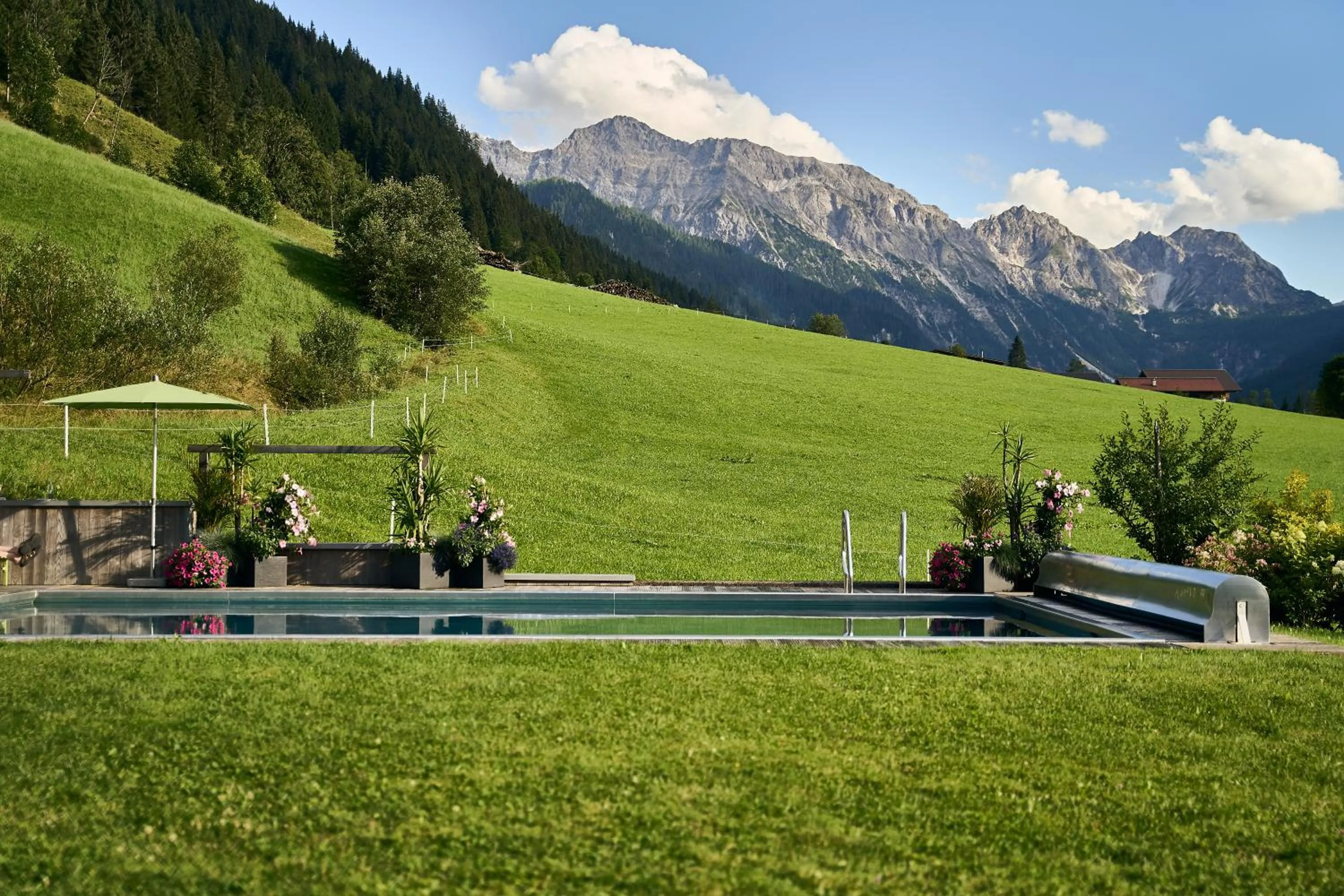 Swimming pool in Hotel LÄRCHENHOF