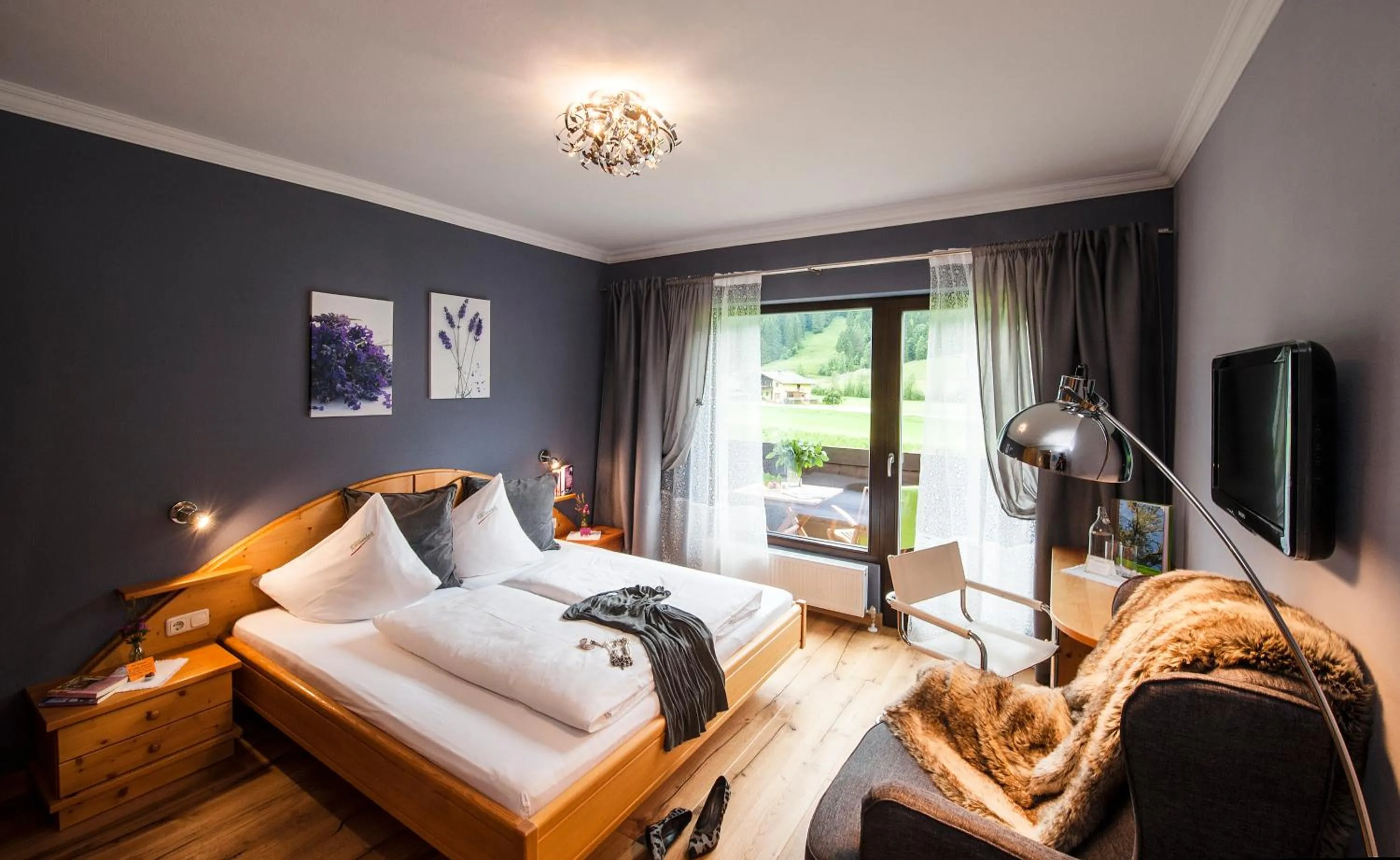 Balcony/Terrace, Bed in Hotel LÄRCHENHOF
