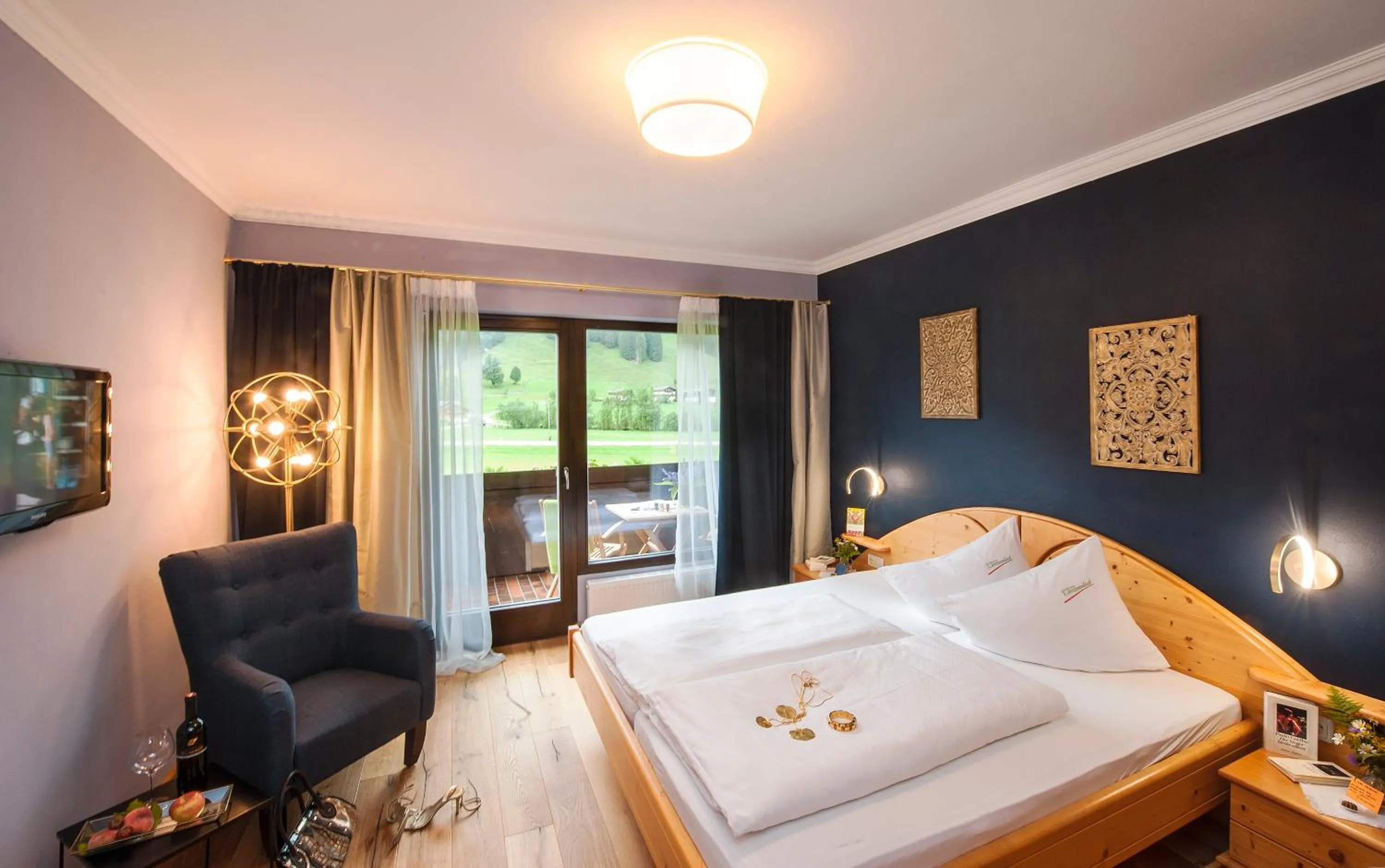 Balcony/Terrace, Bed in Hotel LÄRCHENHOF