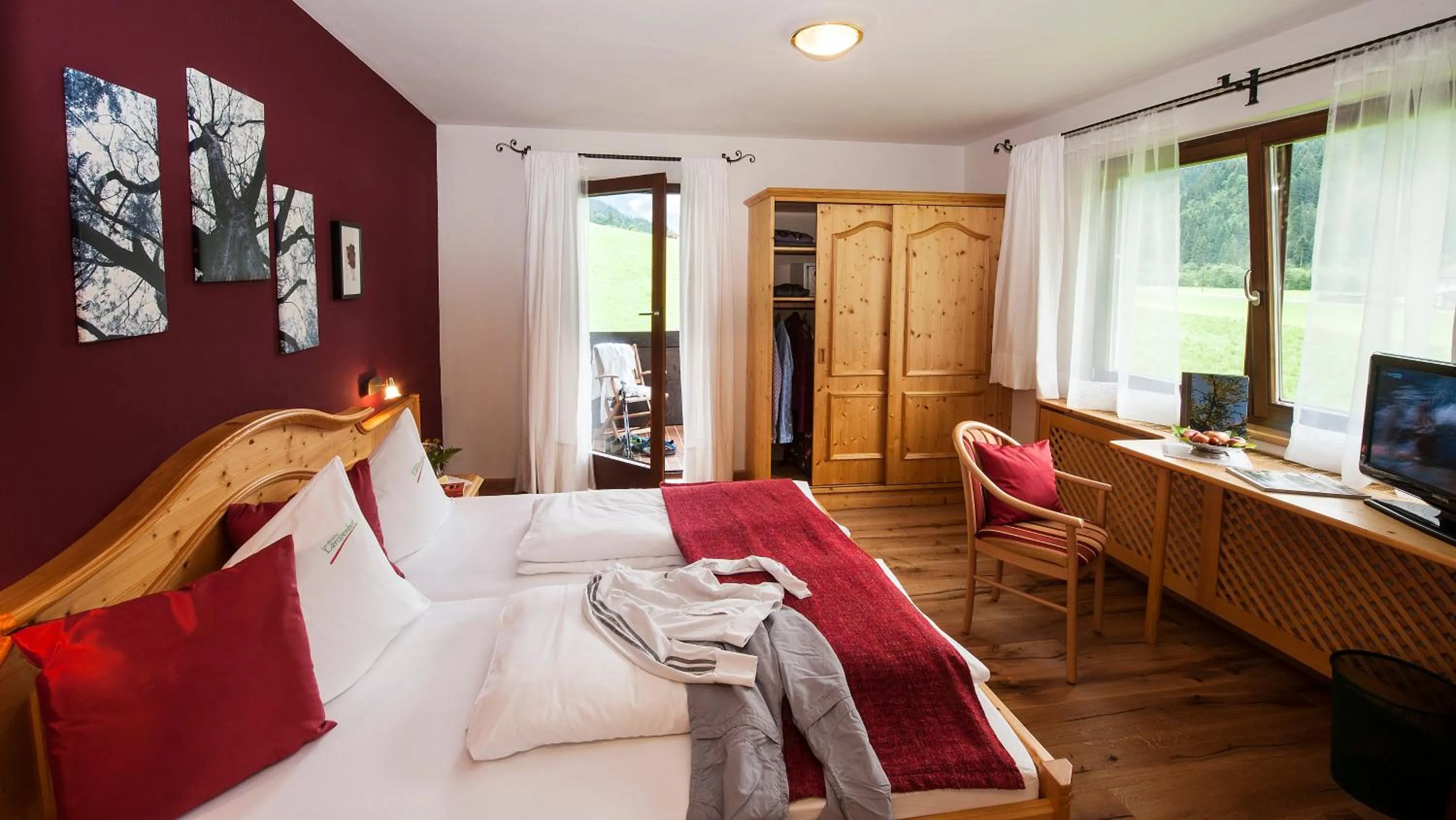 Balcony/Terrace, Bed in Hotel LÄRCHENHOF