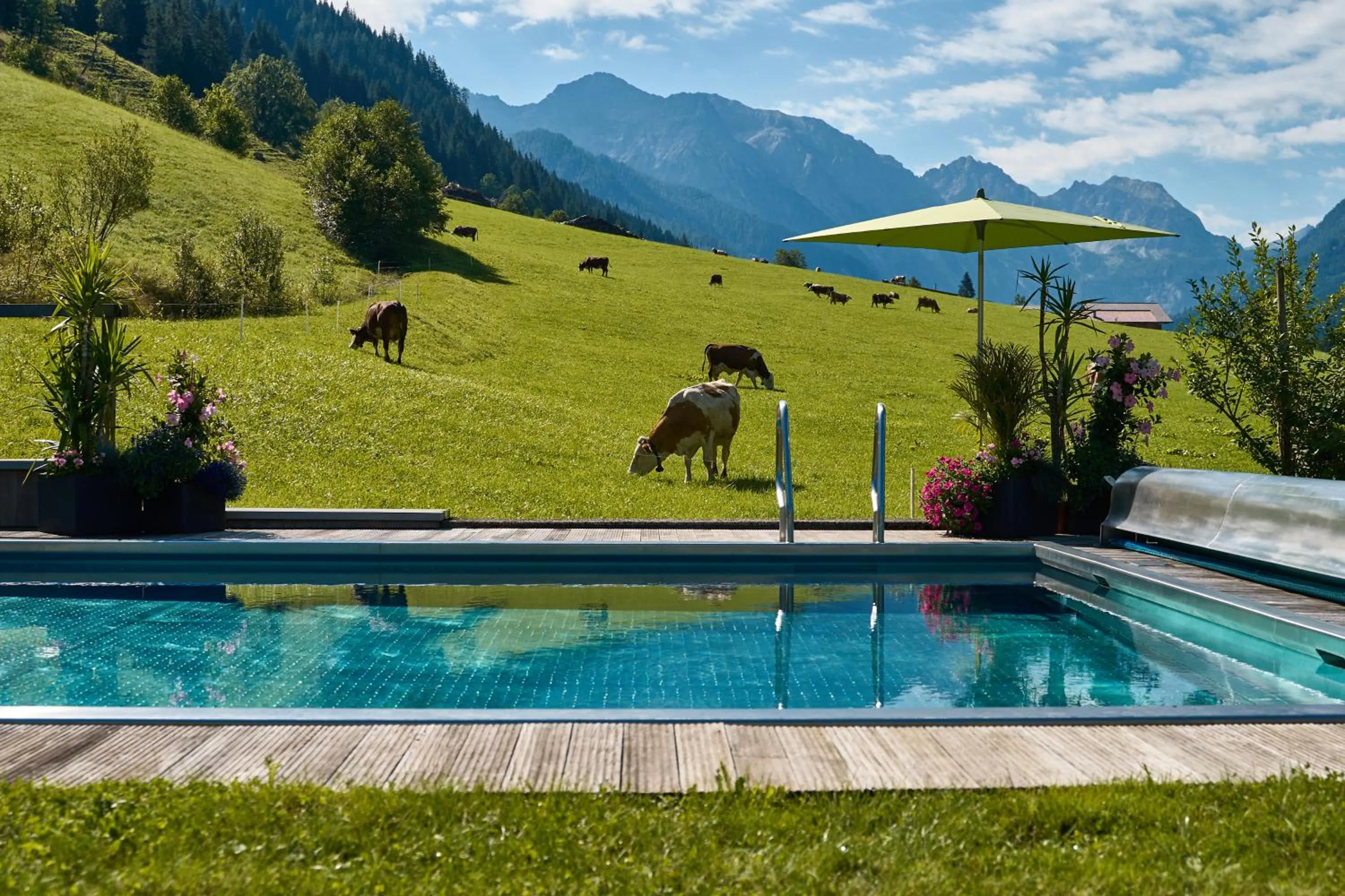 Swimming pool in Hotel LÄRCHENHOF