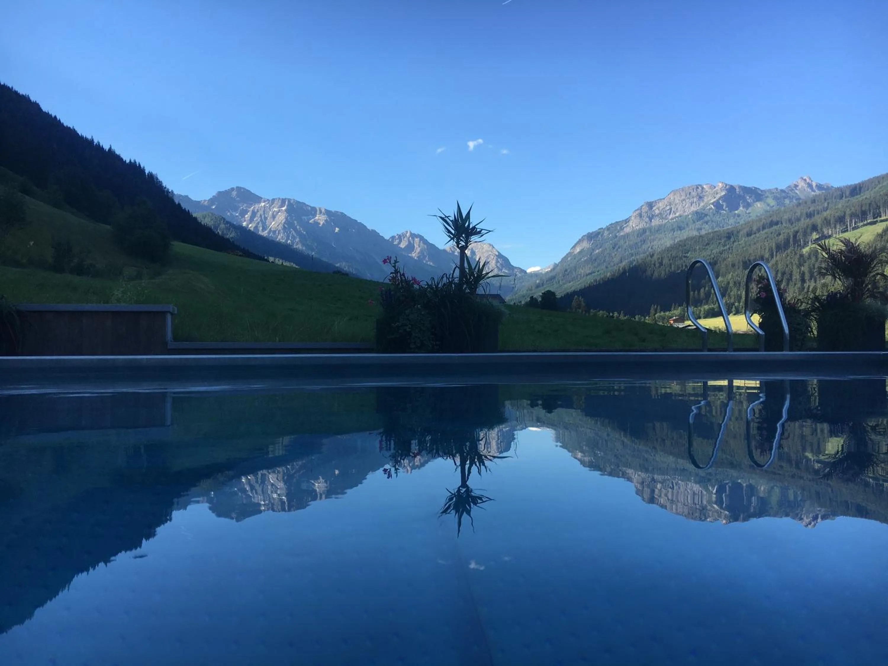 Swimming pool in Hotel LÄRCHENHOF