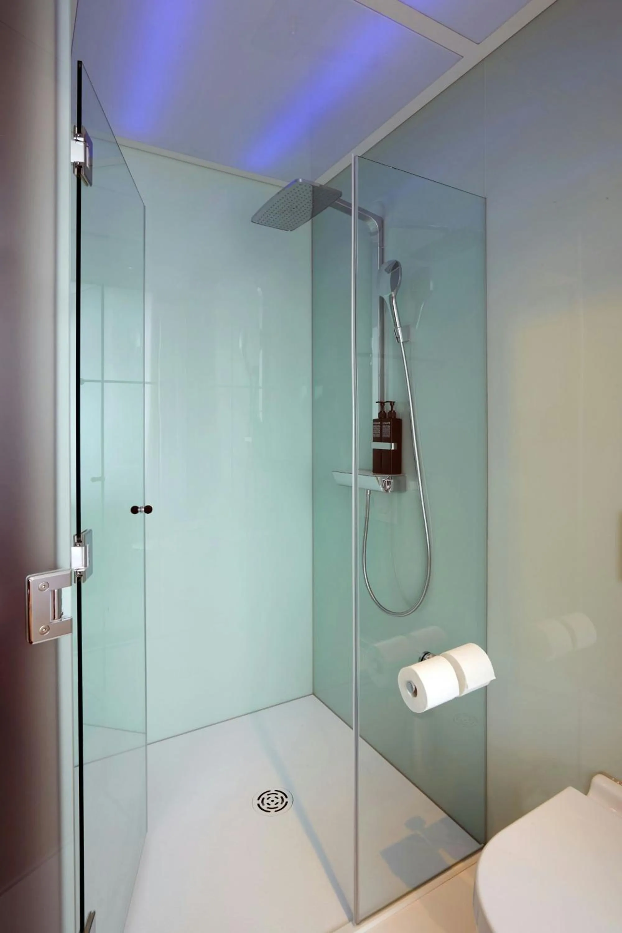 Photo of the whole room in citizenM Paris Champs-Élysées