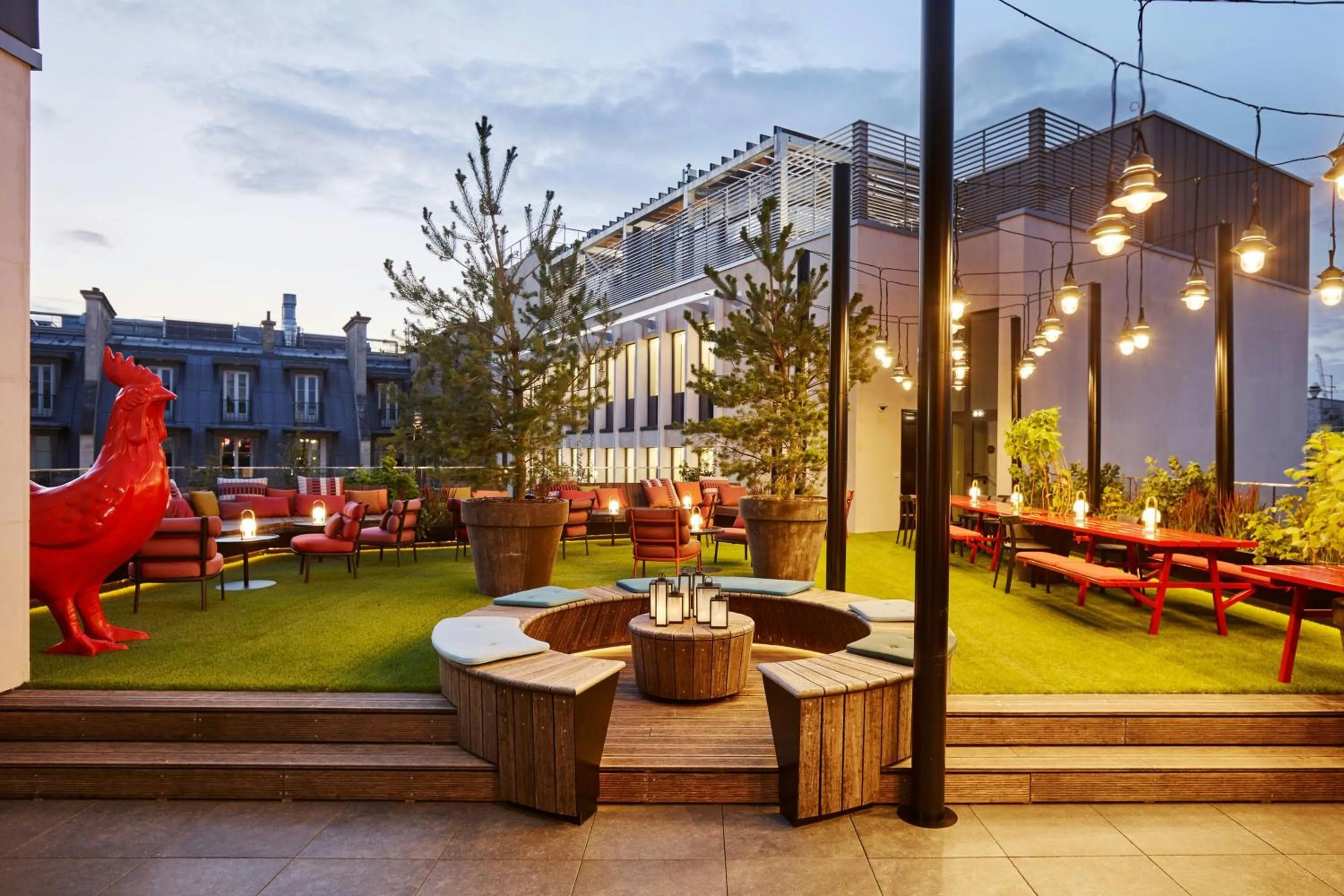 Lounge or bar in citizenM Paris Champs-Élysées