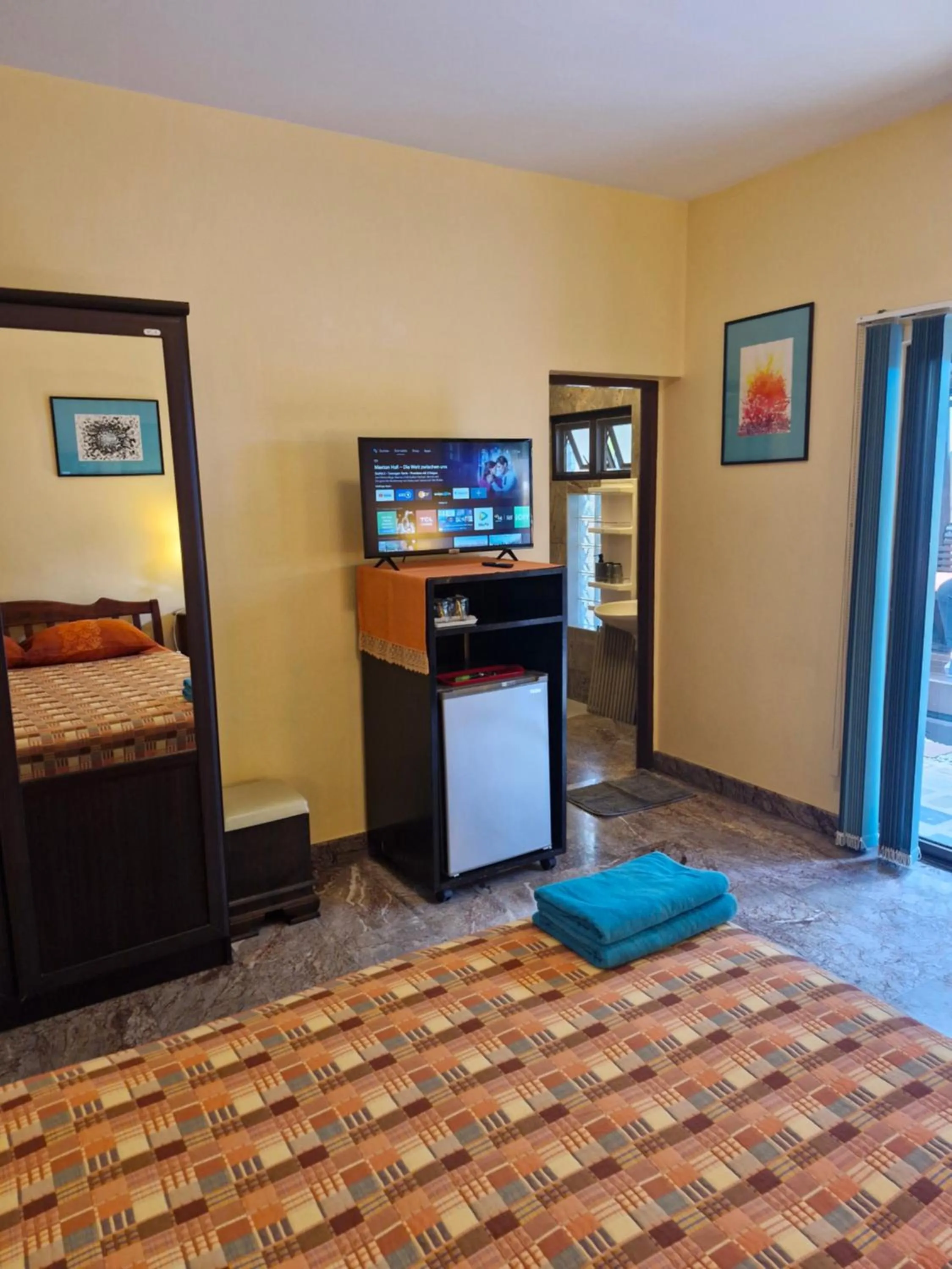 Photo of the whole room, Bed in Lonops Gay Paradise