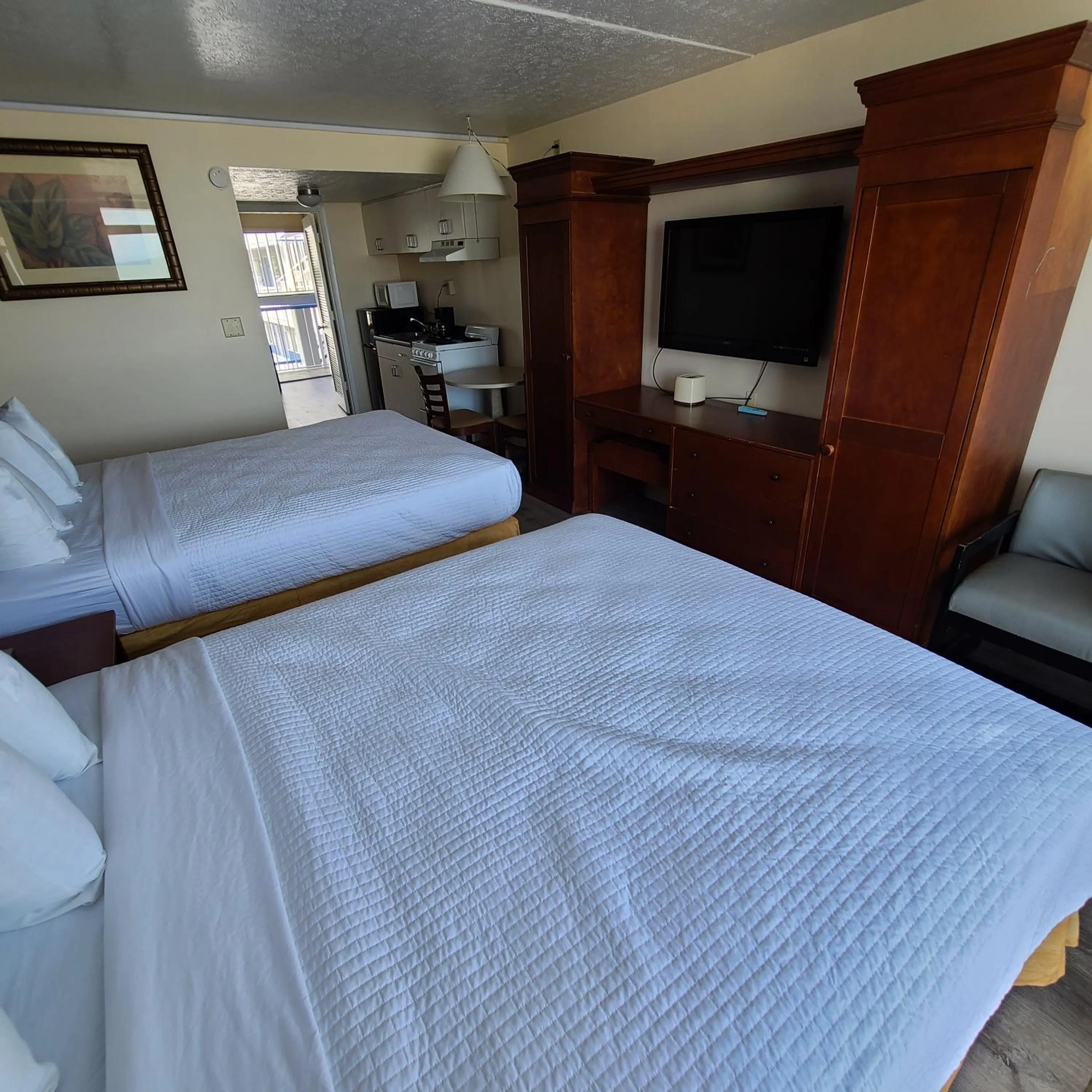 Bed in Oceanfront Twilight Surf Hotel