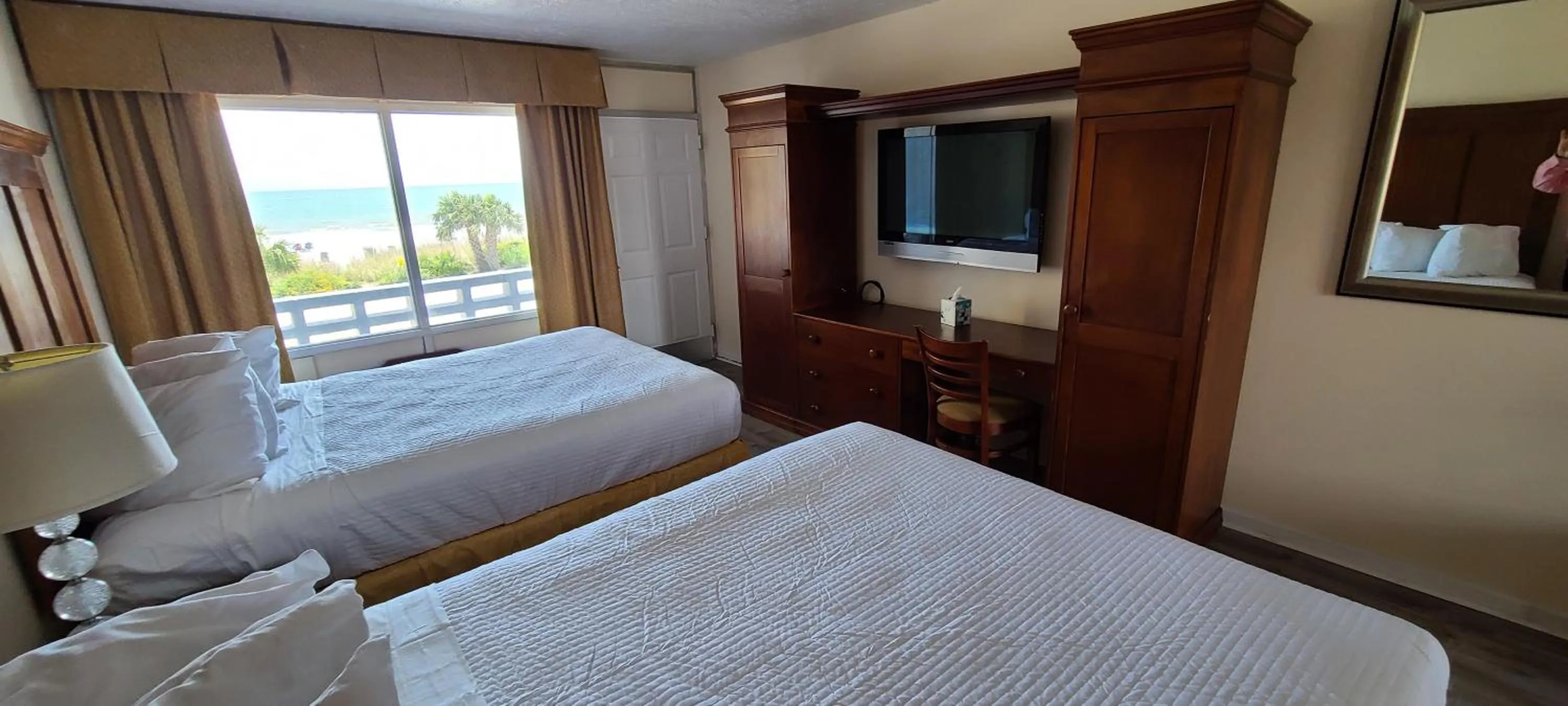 Bed in Oceanfront Twilight Surf Hotel