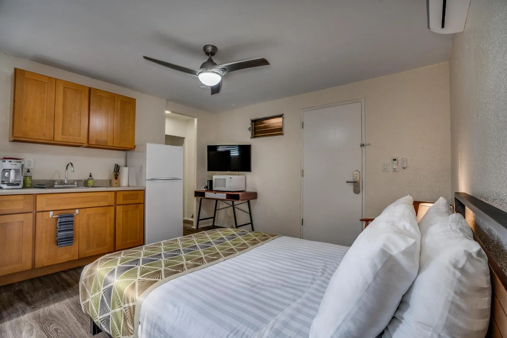 Photo of the whole room, Bed in Aloha Suites Waikiki