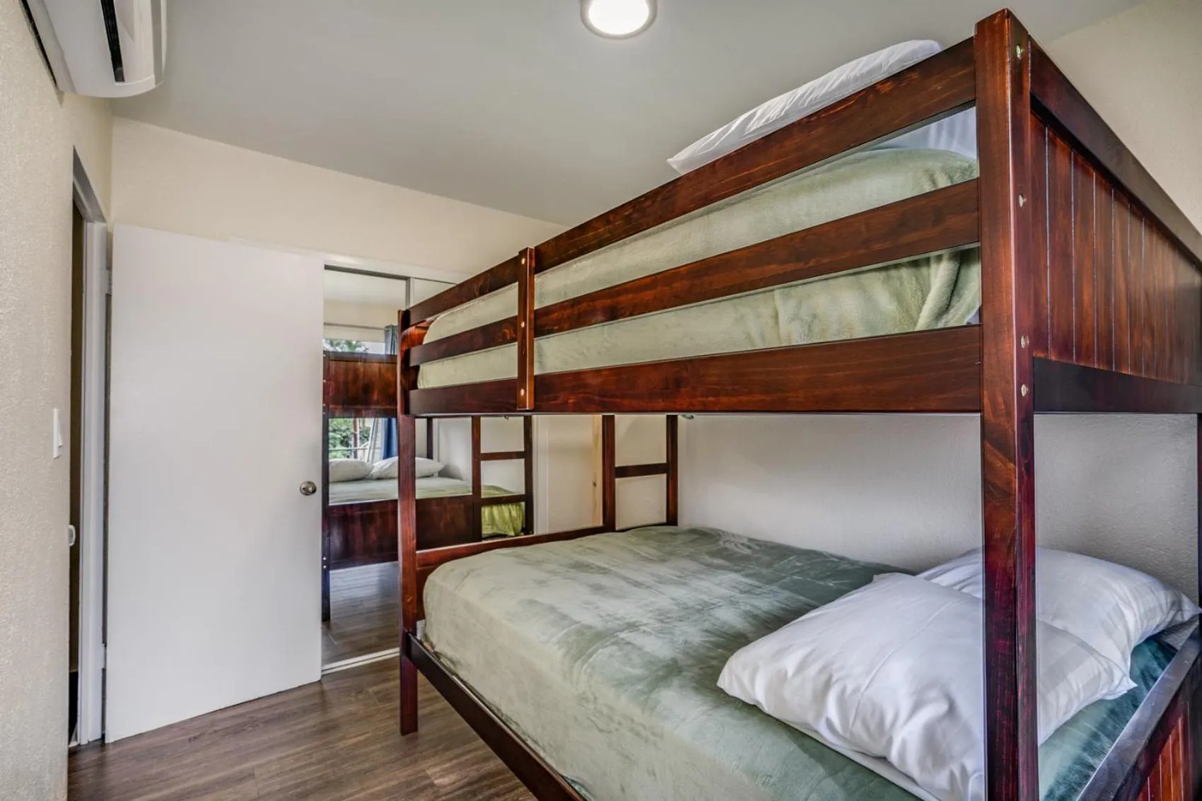 bunk bed, Bed in Aloha Suites Waikiki