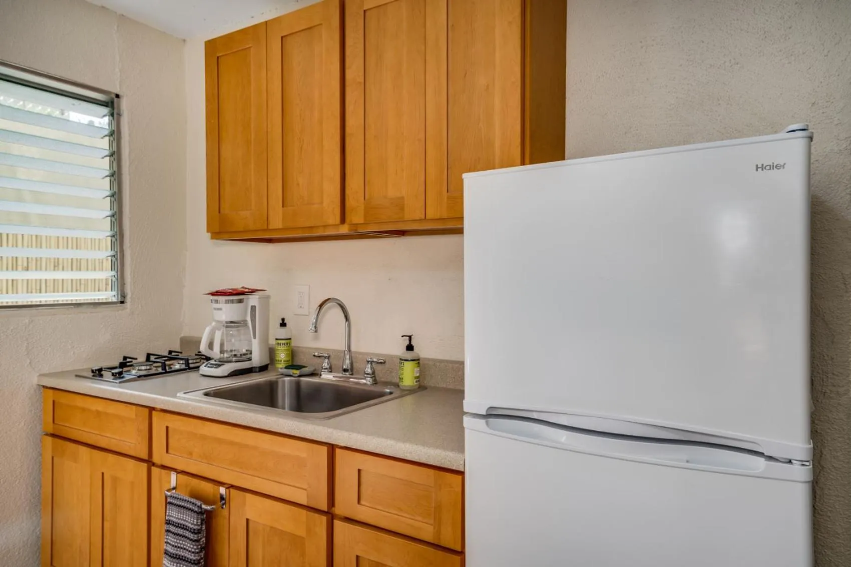Kitchen or kitchenette in Aloha Suites Waikiki
