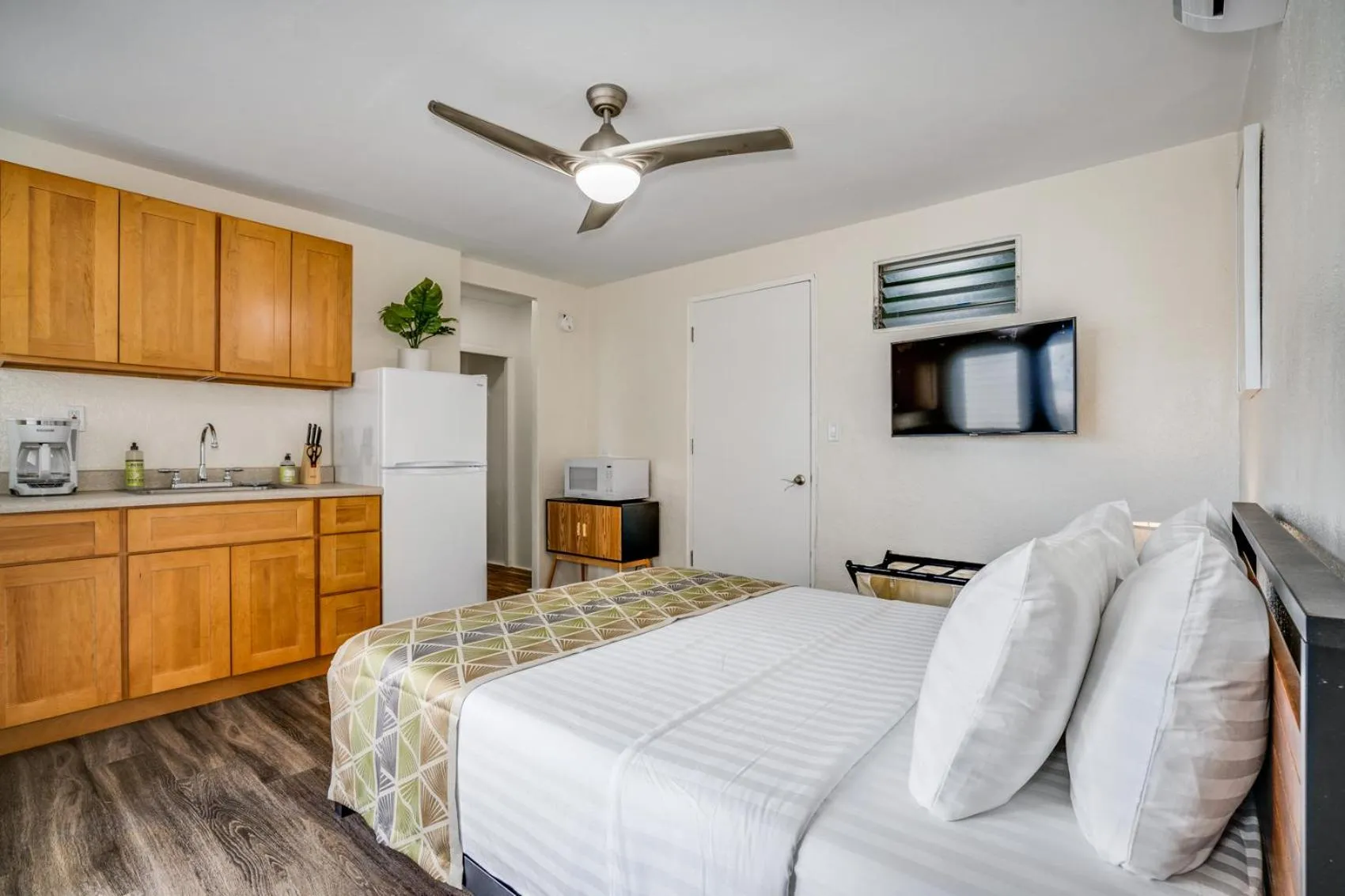 Bed in Aloha Suites Waikiki