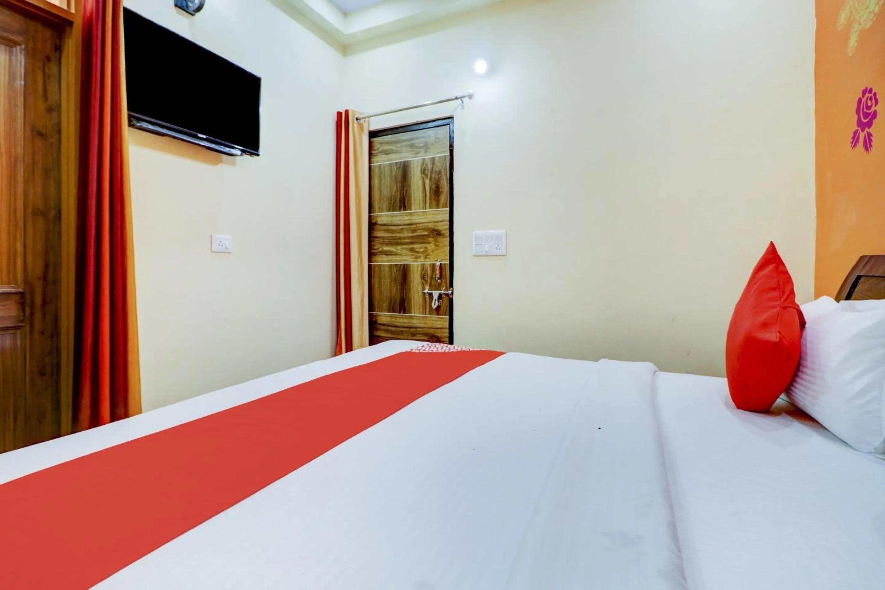 Bedroom in Hotel O Palace At Seventy Two Near Iskcon Temple Noida