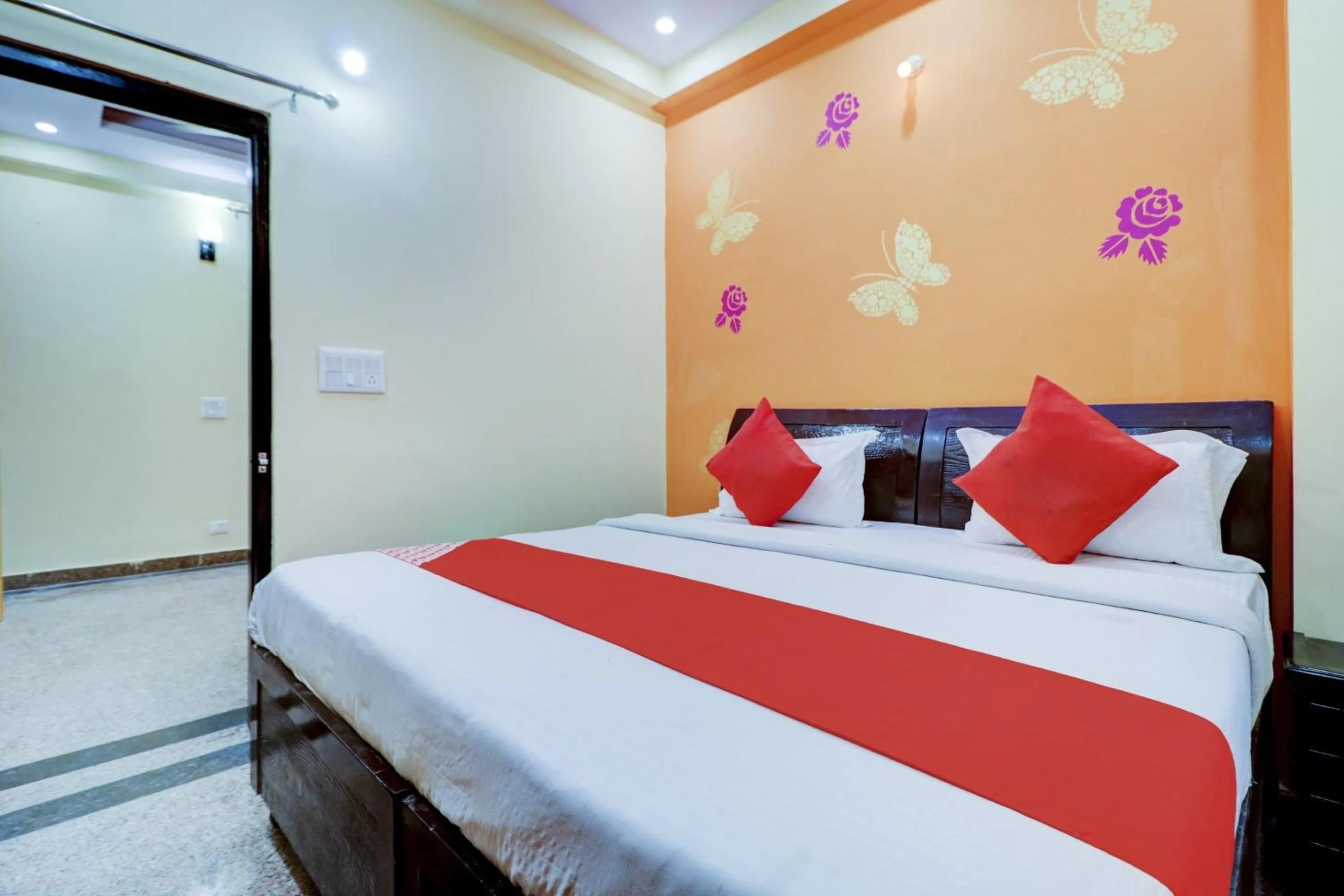 Bedroom in Hotel O Palace At Seventy Two Near Iskcon Temple Noida