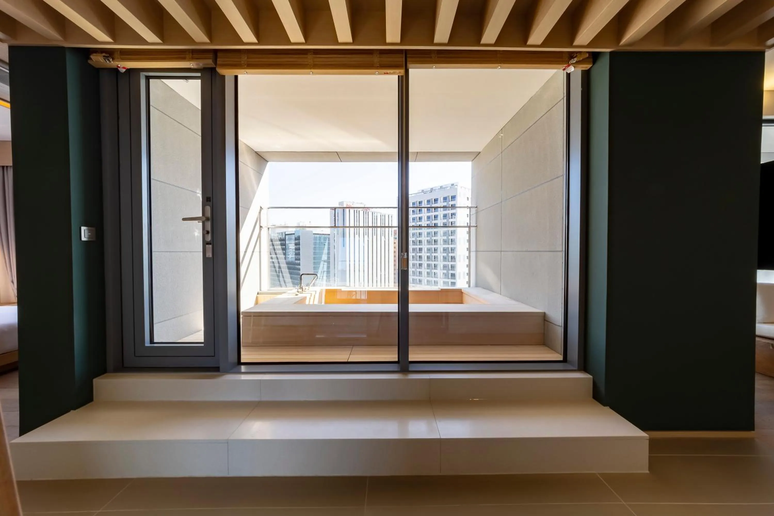 Balcony/Terrace, Bed in Hound Hotel Haeundae Signature