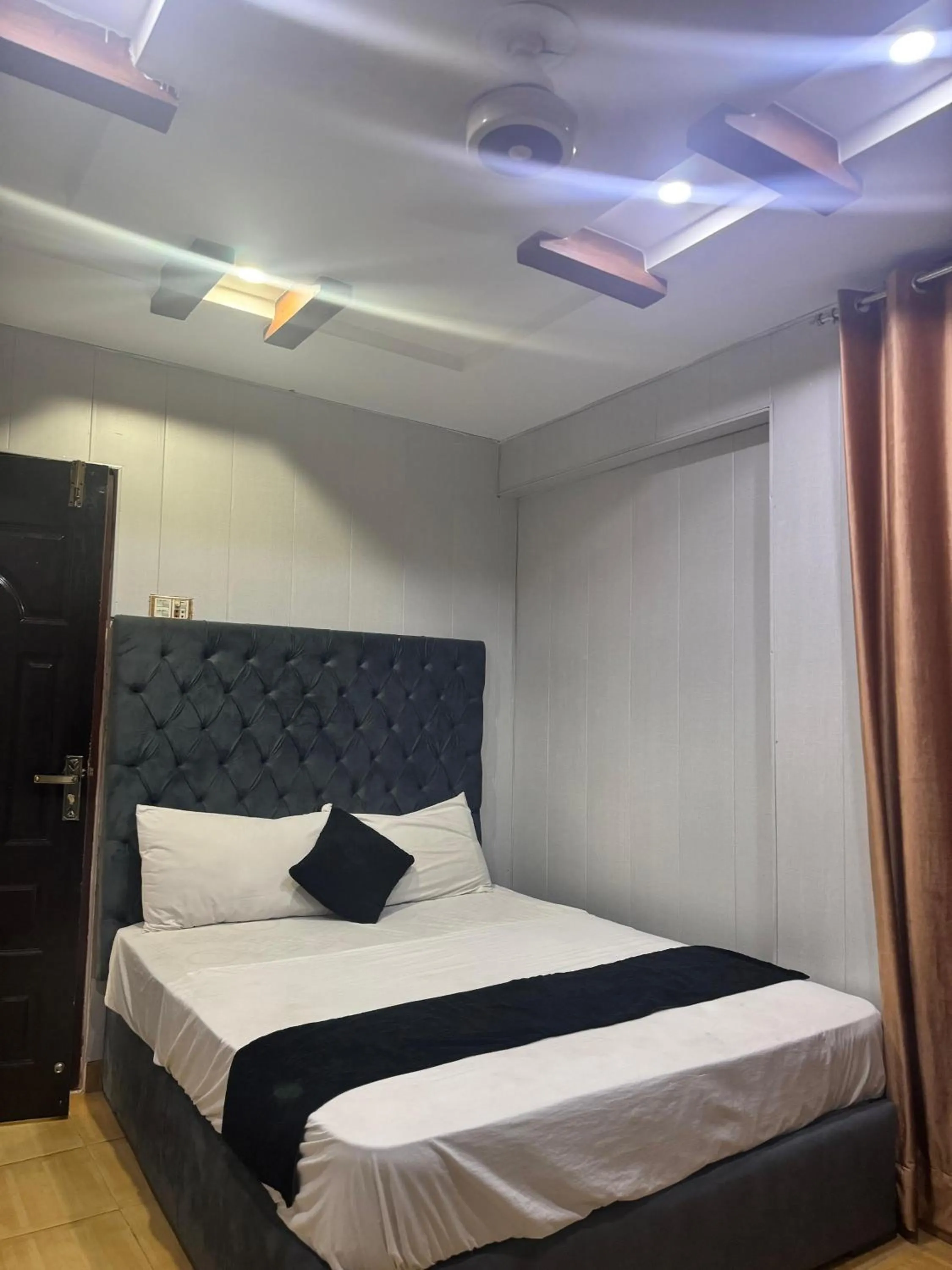 Bed in Hotel Tulip INN Faisal Town