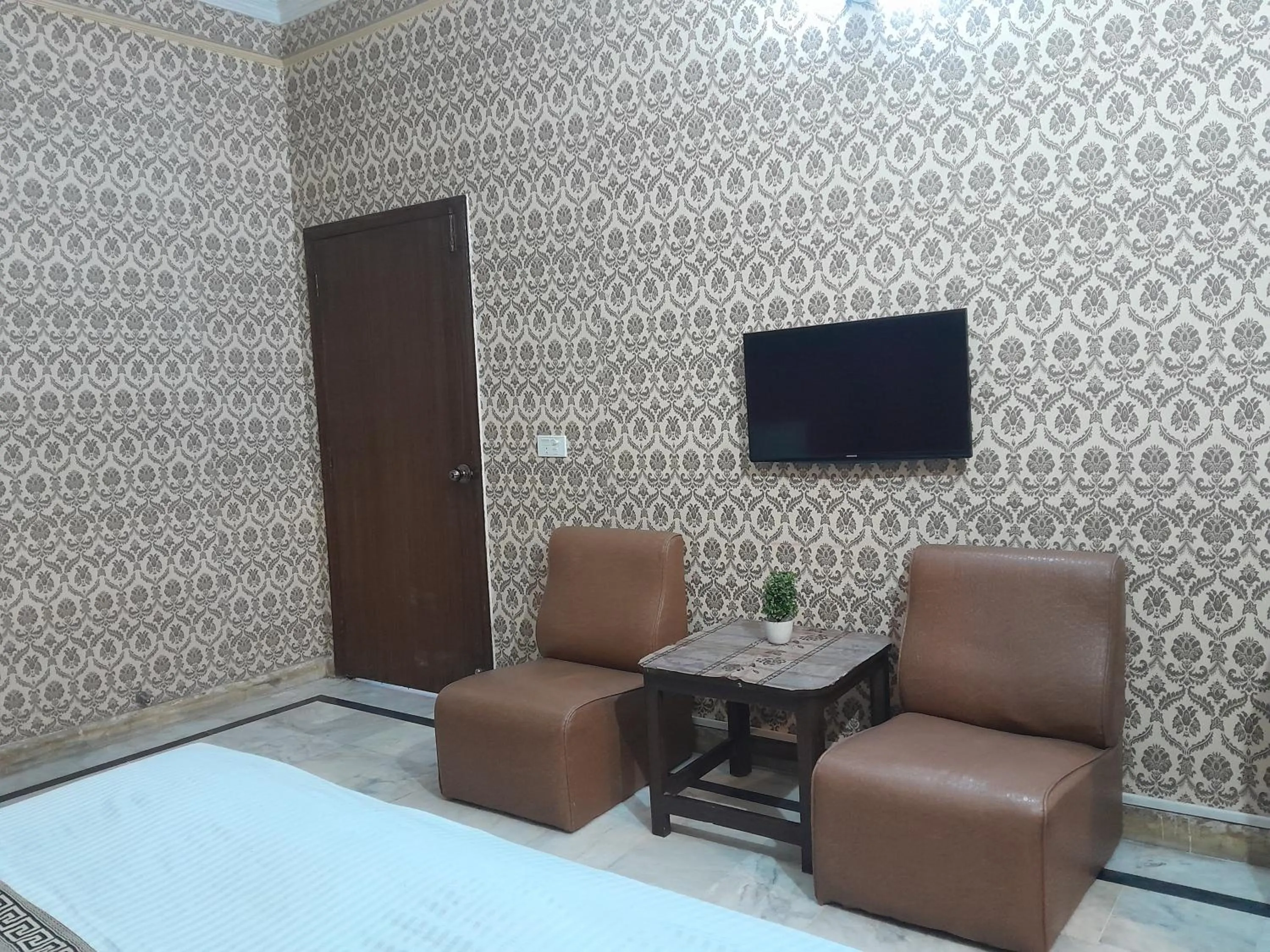 TV and multimedia in Hotel Tulip INN Faisal Town