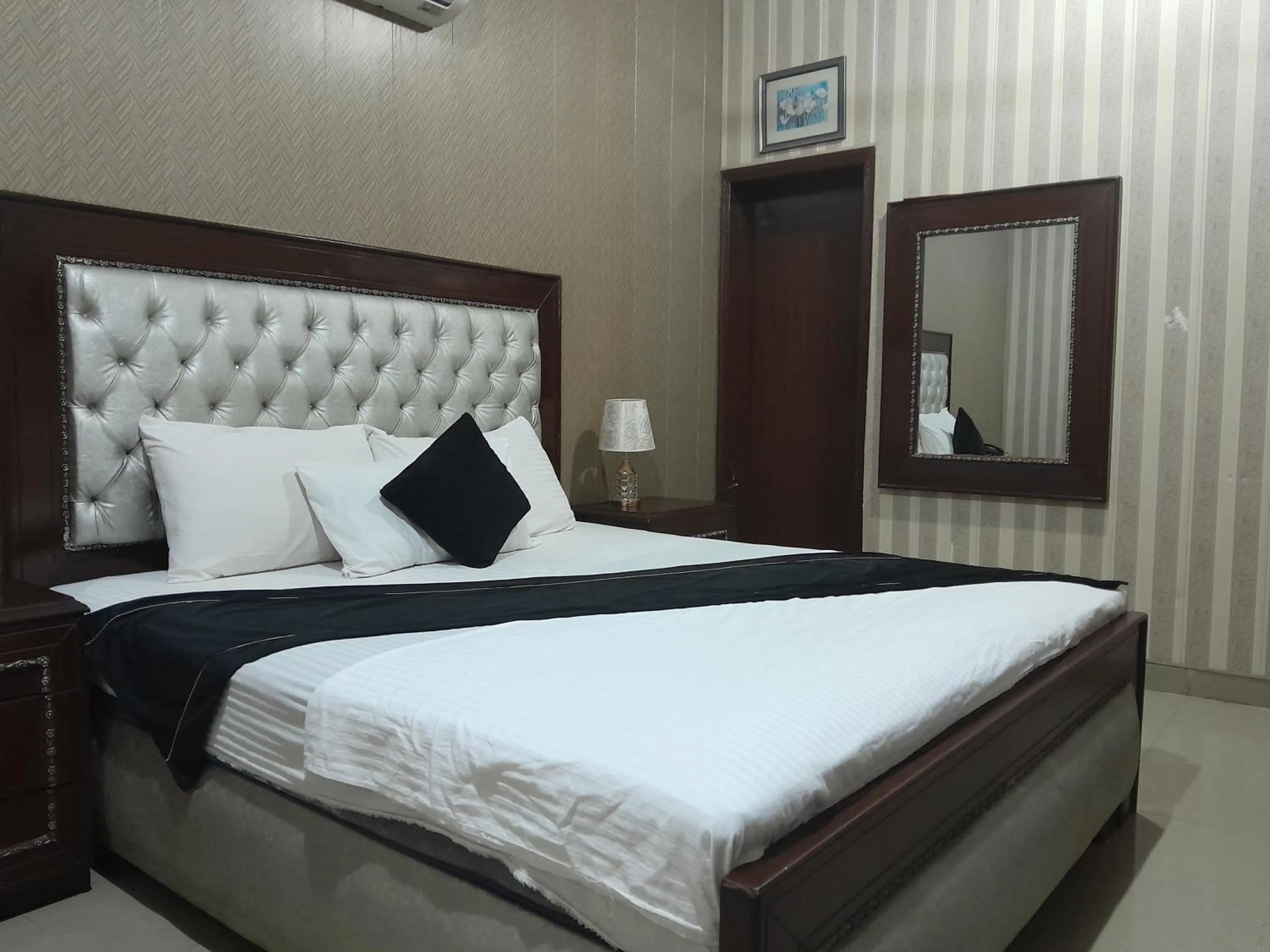Bed in Hotel Tulip INN Faisal Town