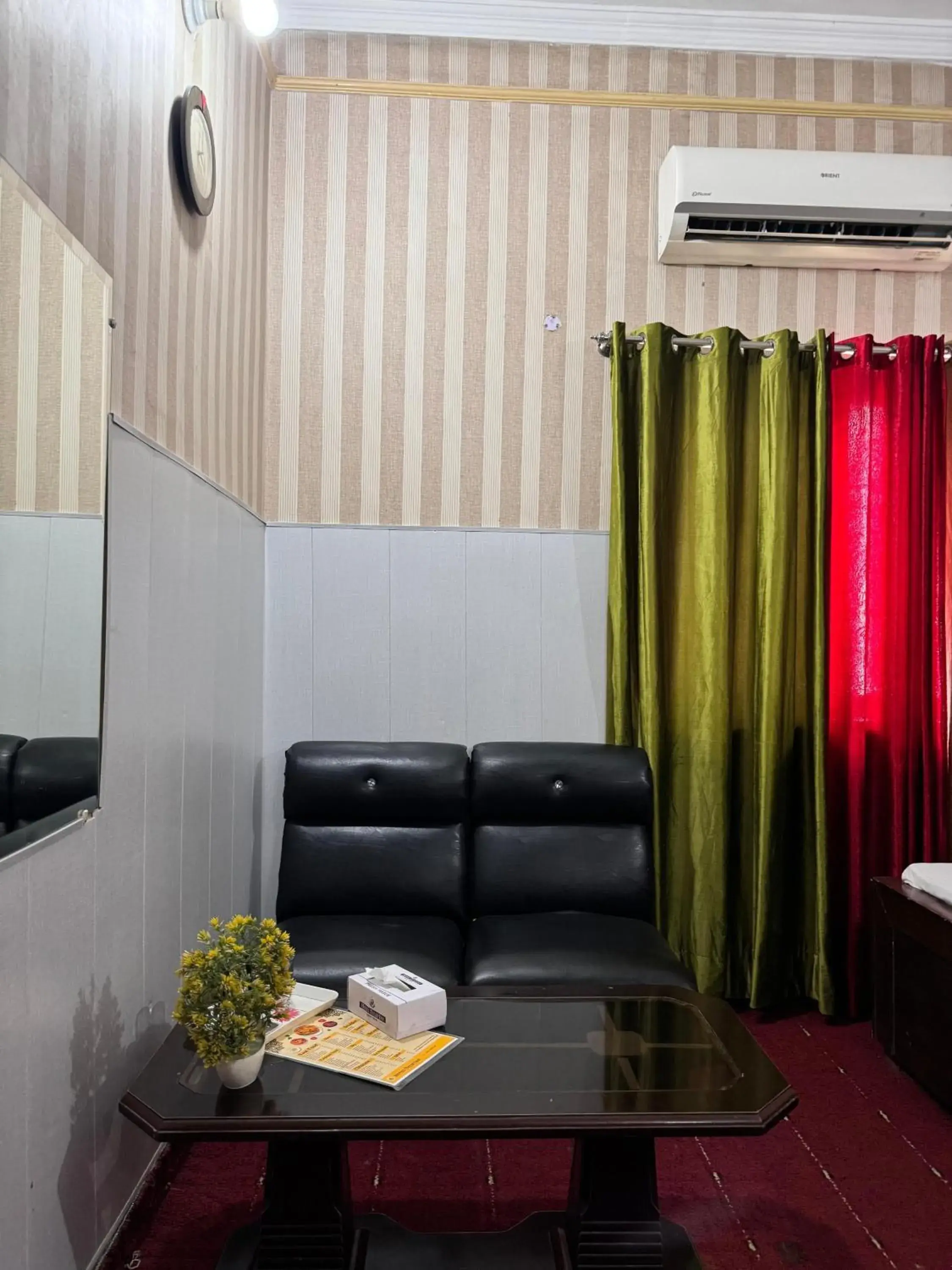 TV and multimedia in Hotel Tulip INN Faisal Town TV and multimedia in Hotel Tulip INN Faisal Town