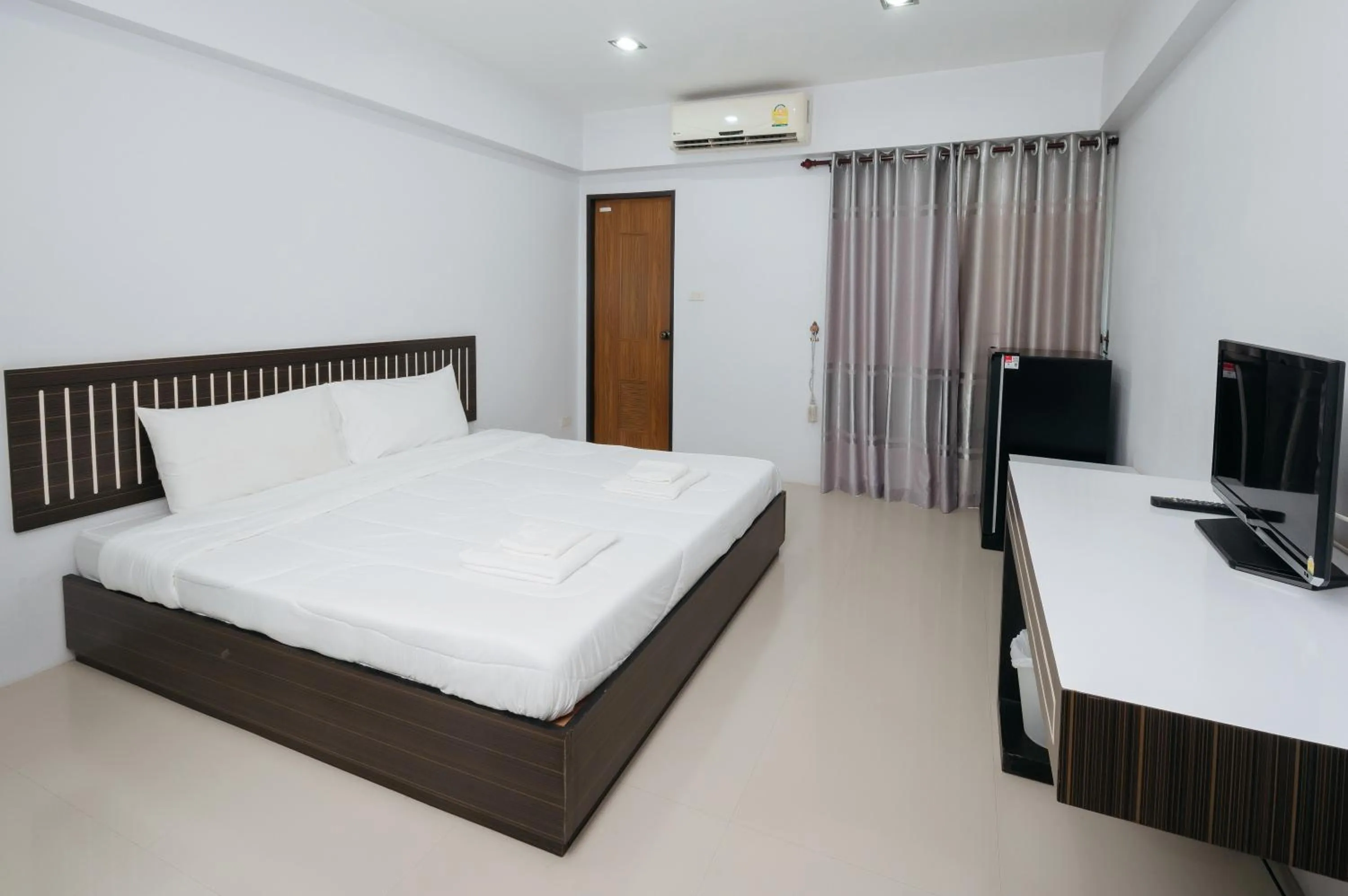 Bed in Creston Grand Hotel Suphan Buri