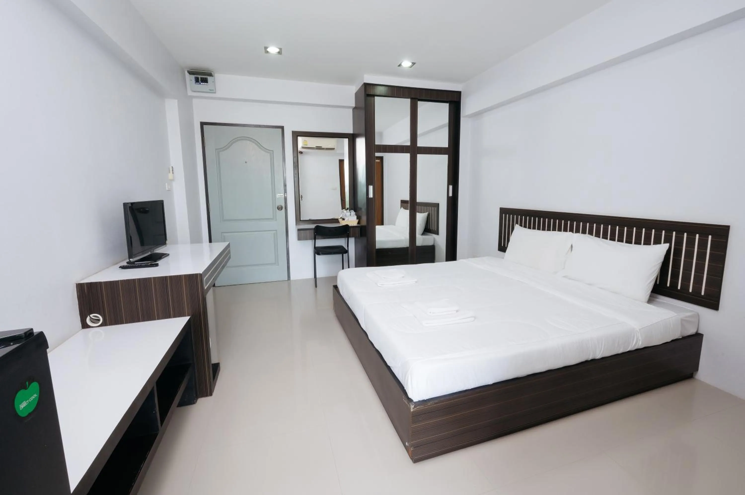 Communal lounge/ TV room, Bed in Creston Grand Hotel Suphan Buri