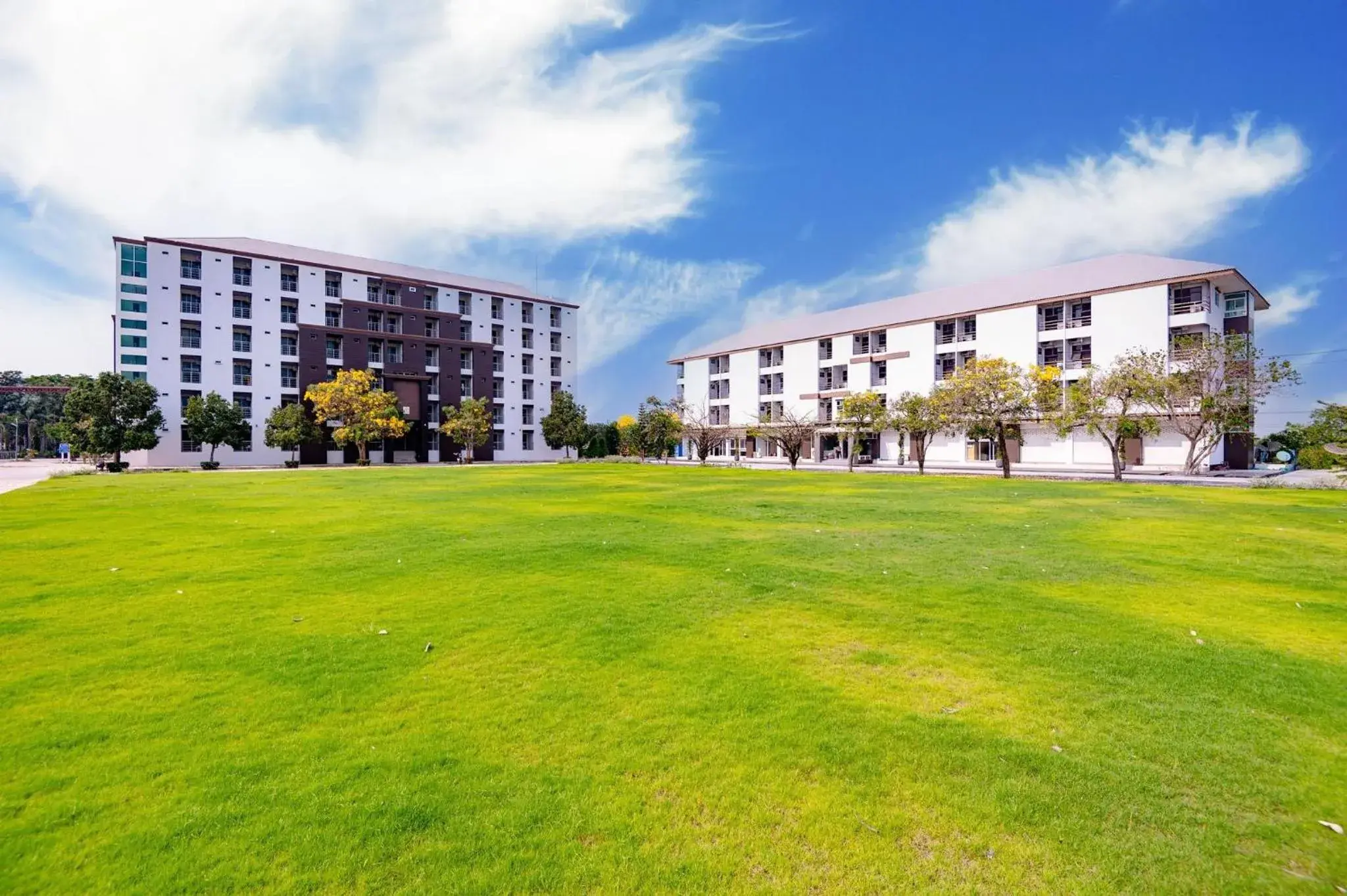 Property building in Creston Grand Hotel Suphan Buri Property building in Creston Grand Hotel Suphan Buri