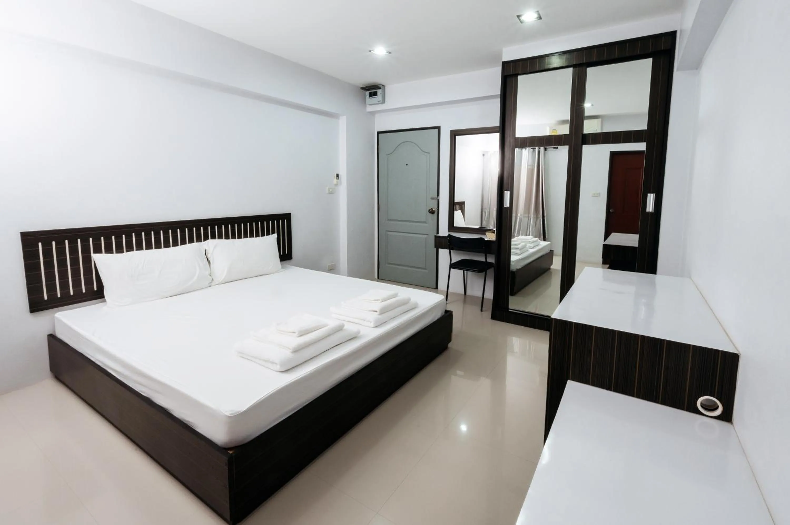 Bed in Creston Grand Hotel Suphan Buri