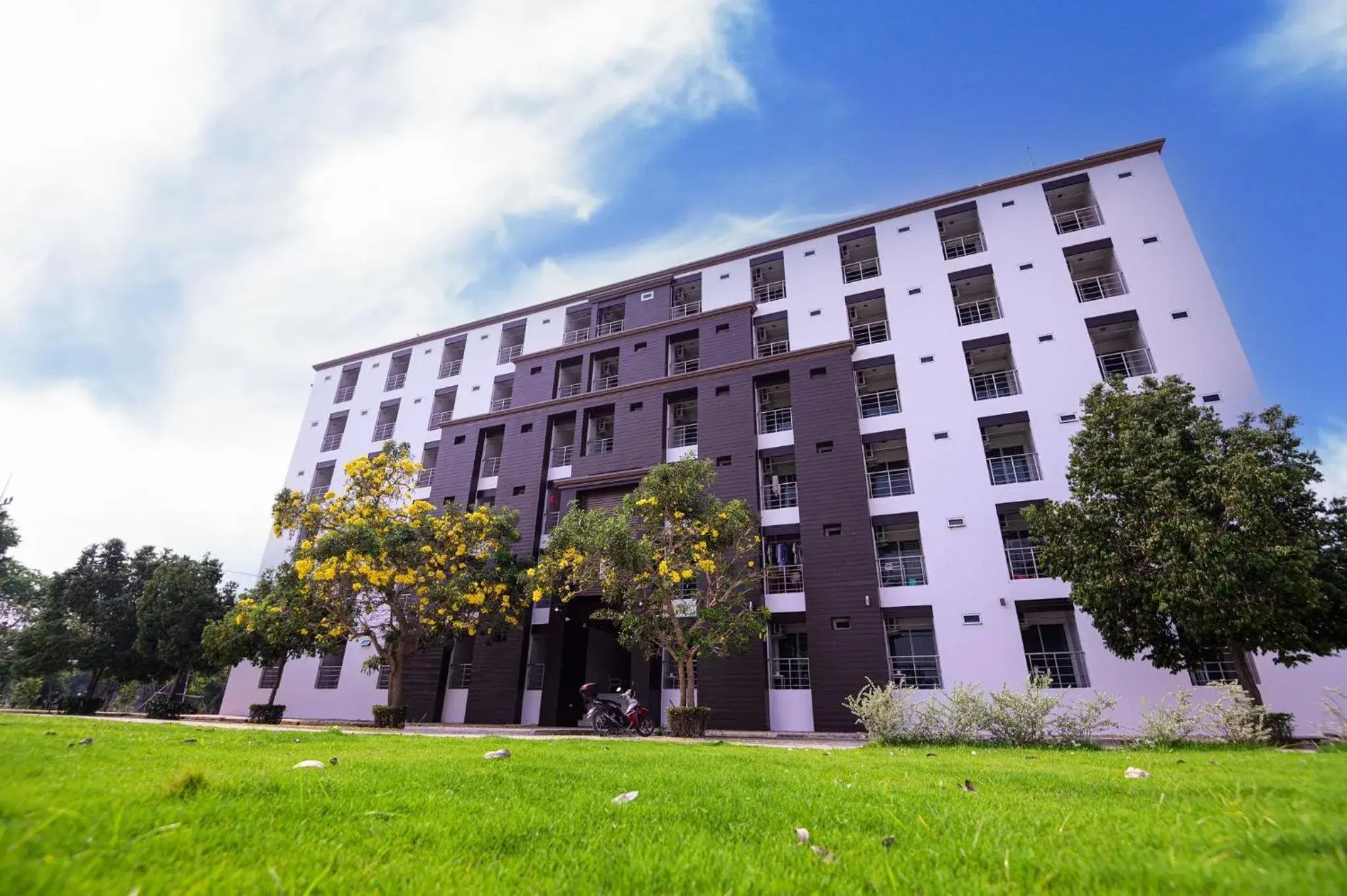 Property building in Creston Grand Hotel Suphan Buri Property building in Creston Grand Hotel Suphan Buri