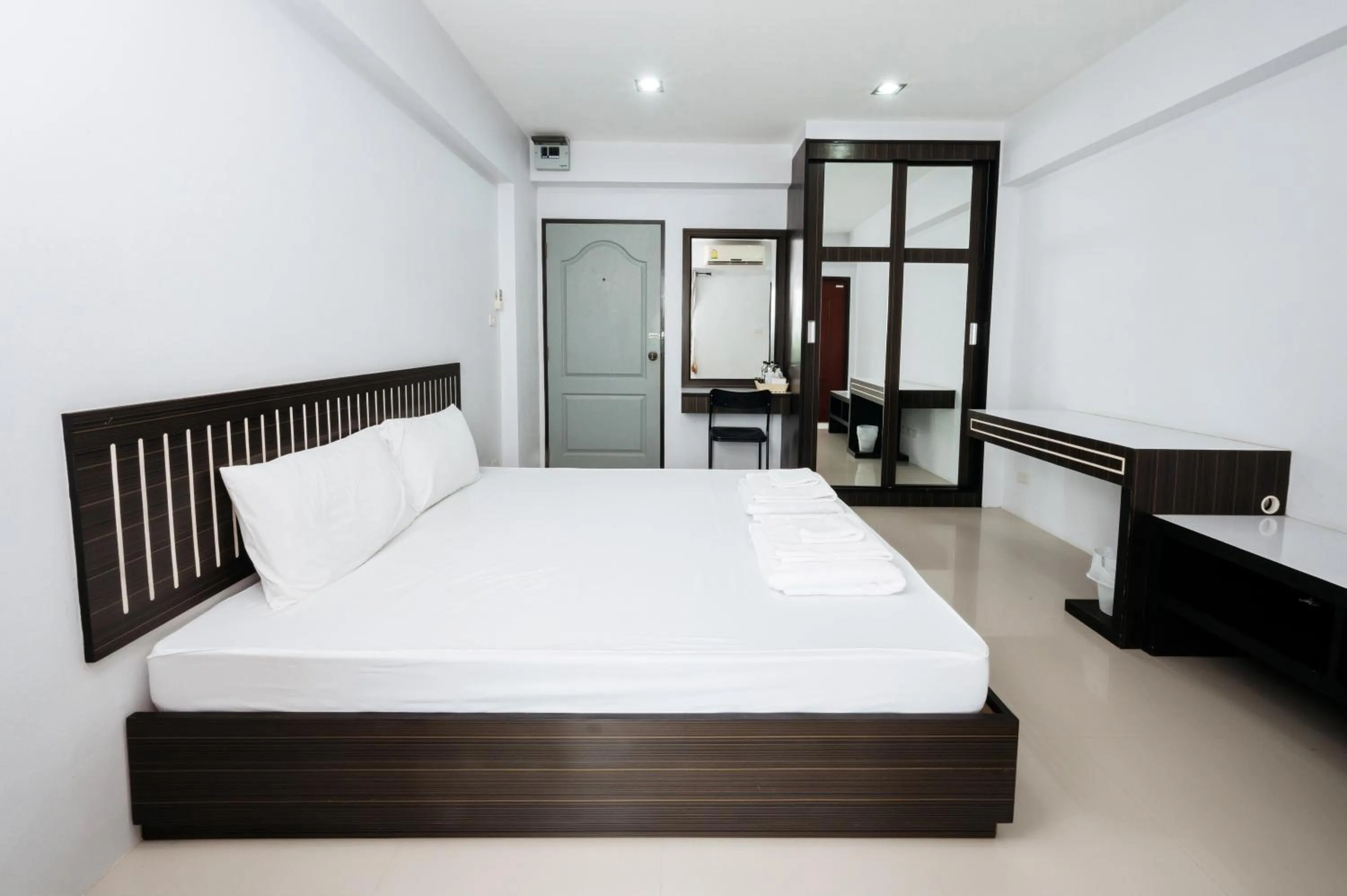 Bed in Creston Grand Hotel Suphan Buri