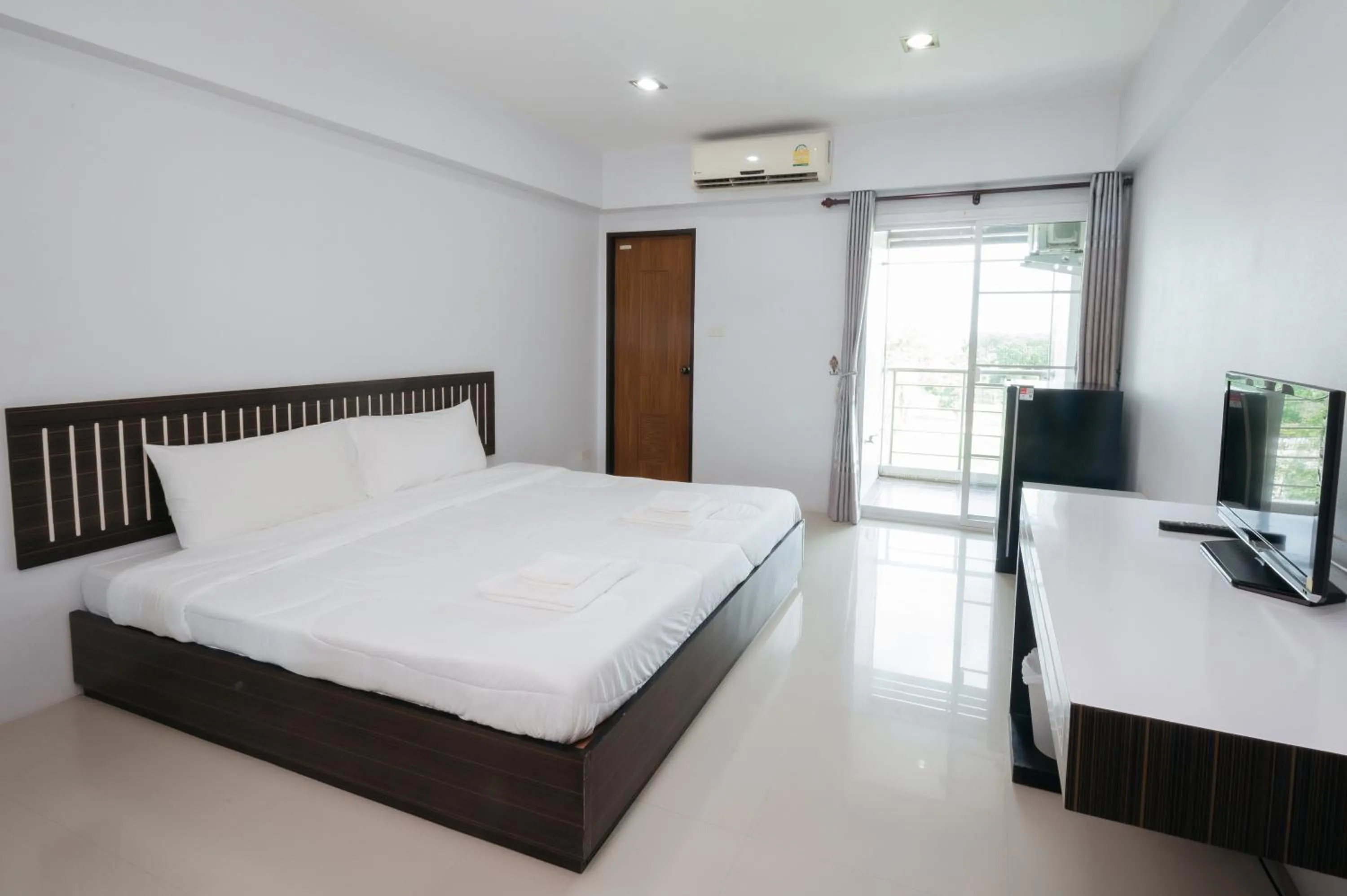 Bed in Creston Grand Hotel Suphan Buri