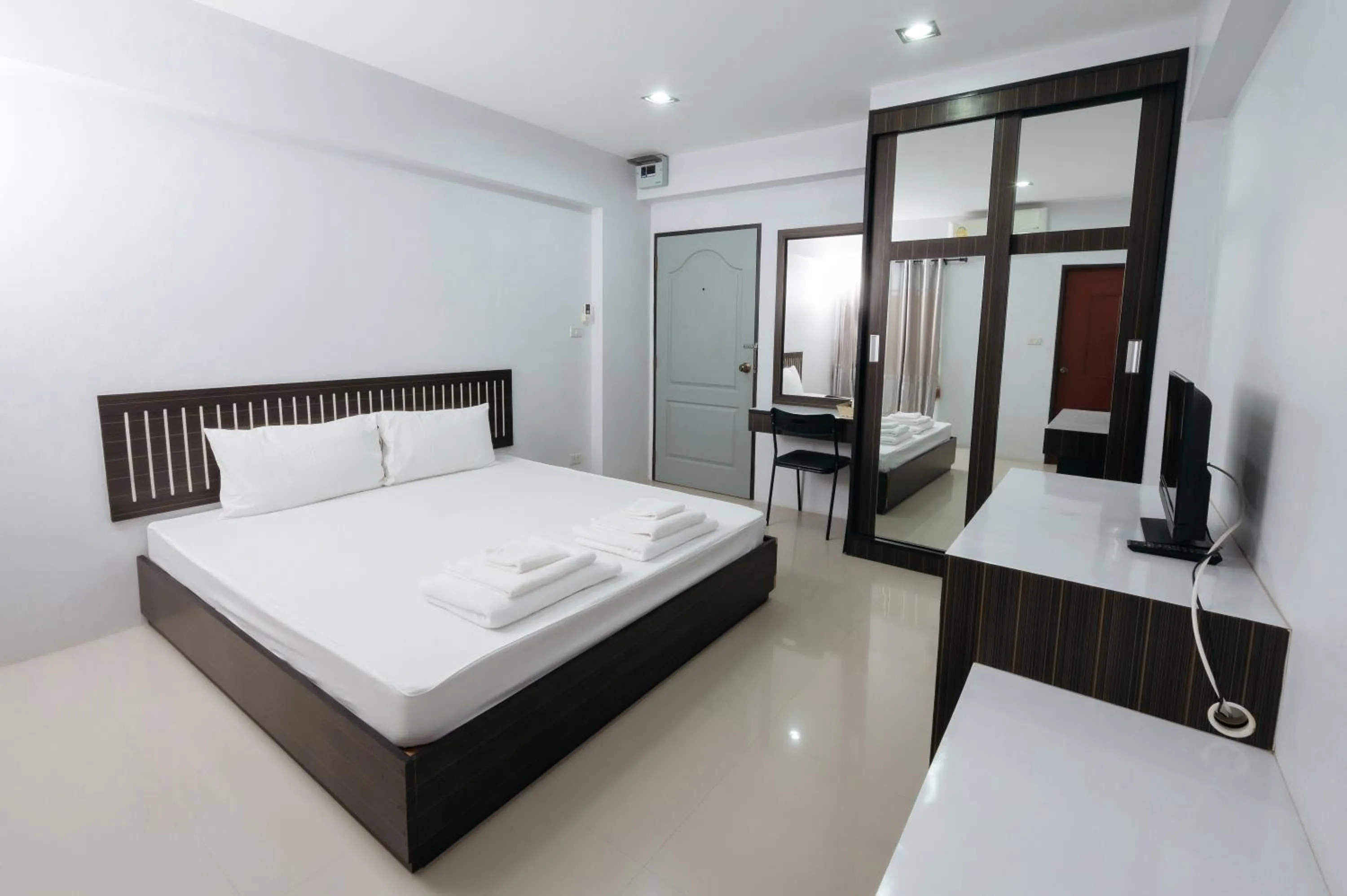 Bedroom, Bed in Creston Grand Hotel Suphan Buri