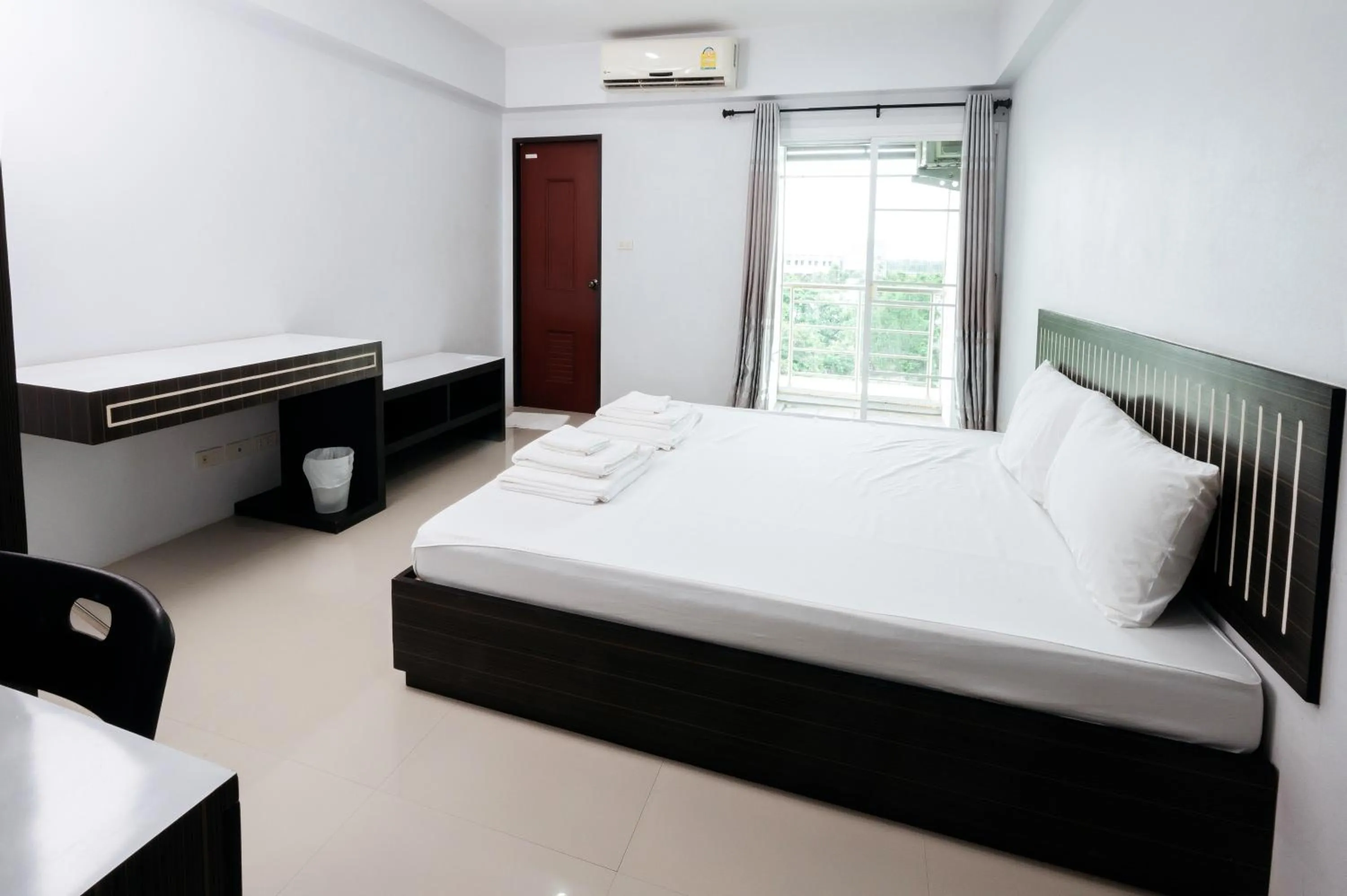 Bed in Creston Grand Hotel Suphan Buri