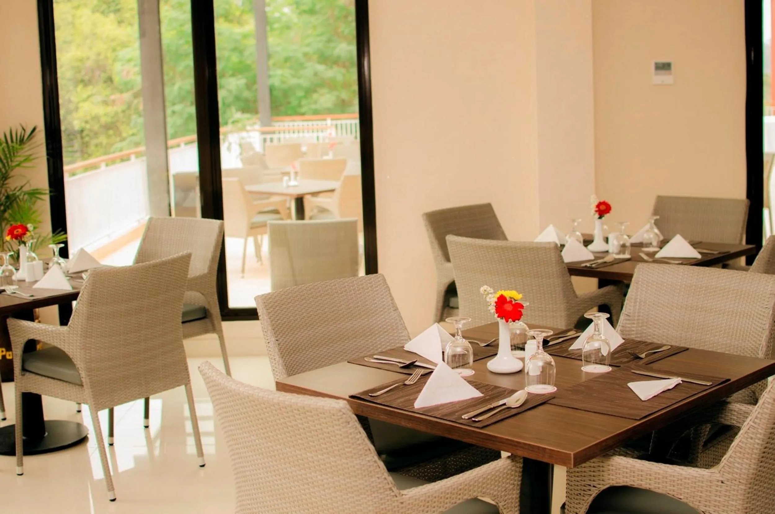 Restaurant/places to eat in Padjadjaran Suites Resort and Convention Hotel