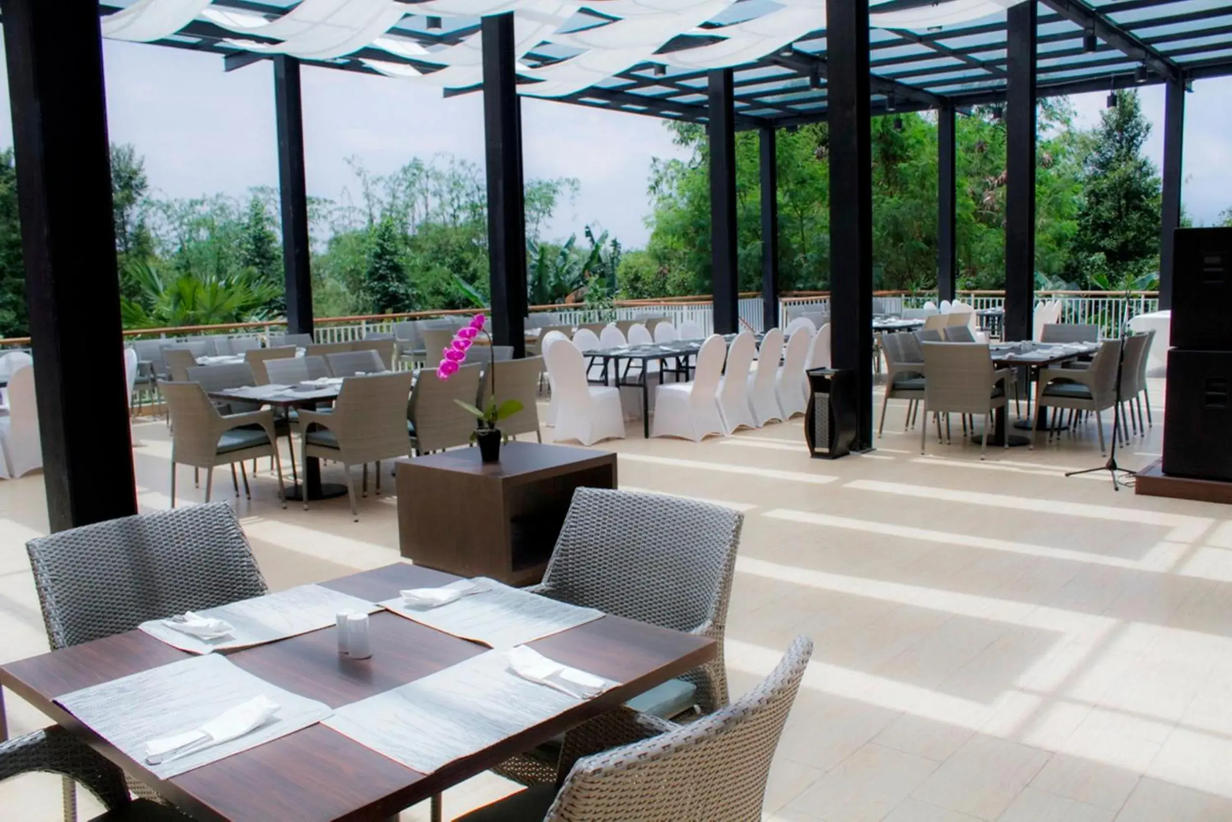 Restaurant/places to eat in Padjadjaran Suites Resort and Convention Hotel Restaurant/places to eat in Padjadjaran Suites Resort and Convention Hotel