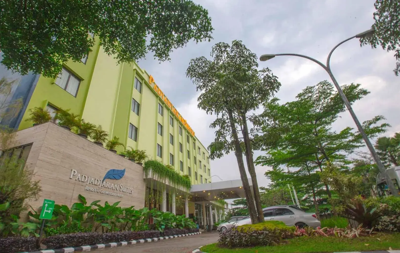 Facade/entrance in Padjadjaran Suites Resort and Convention Hotel Facade/entrance in Padjadjaran Suites Resort and Convention Hotel