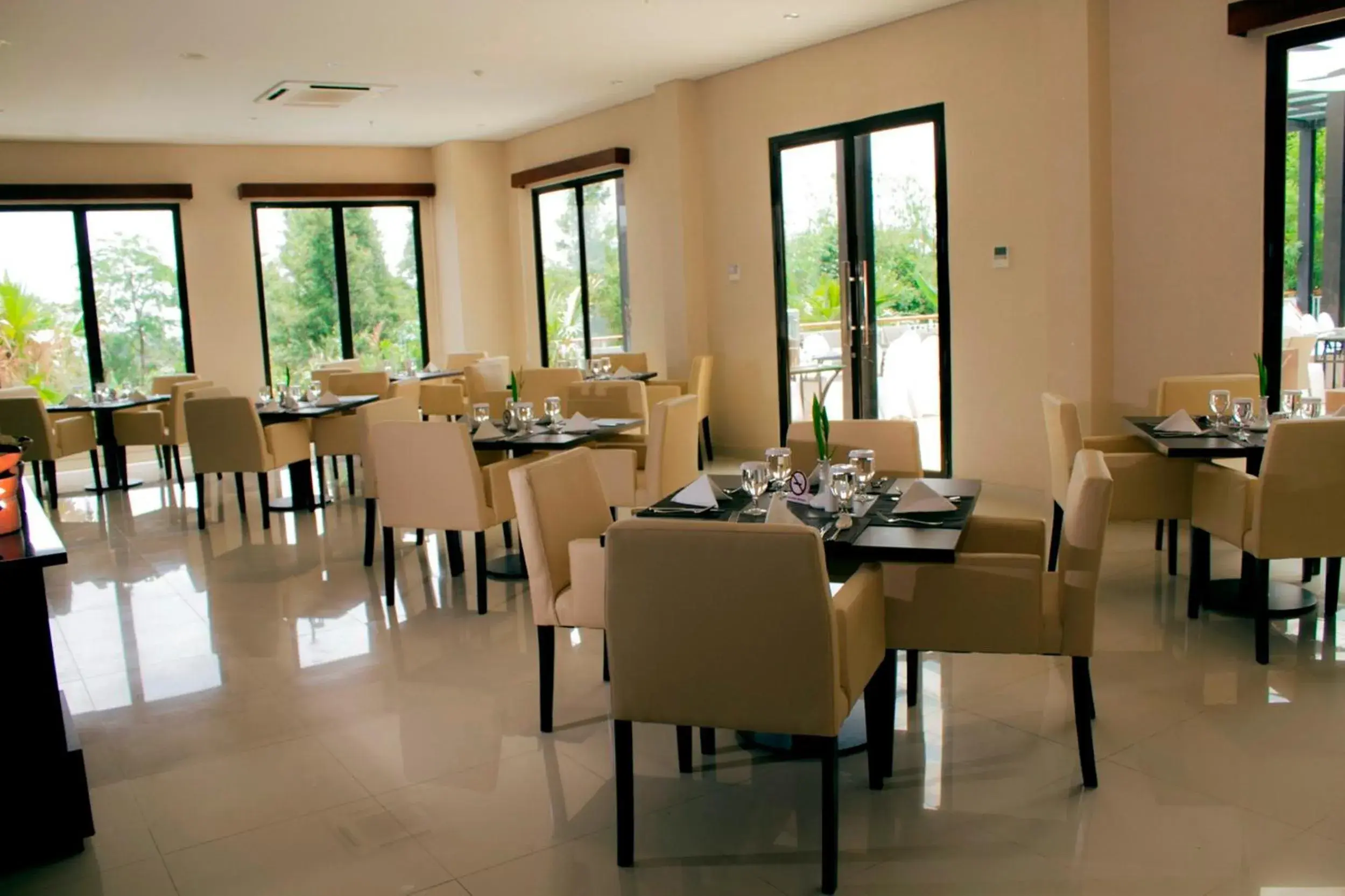 Restaurant/places to eat in Padjadjaran Suites Resort and Convention Hotel Restaurant/places to eat in Padjadjaran Suites Resort and Convention Hotel