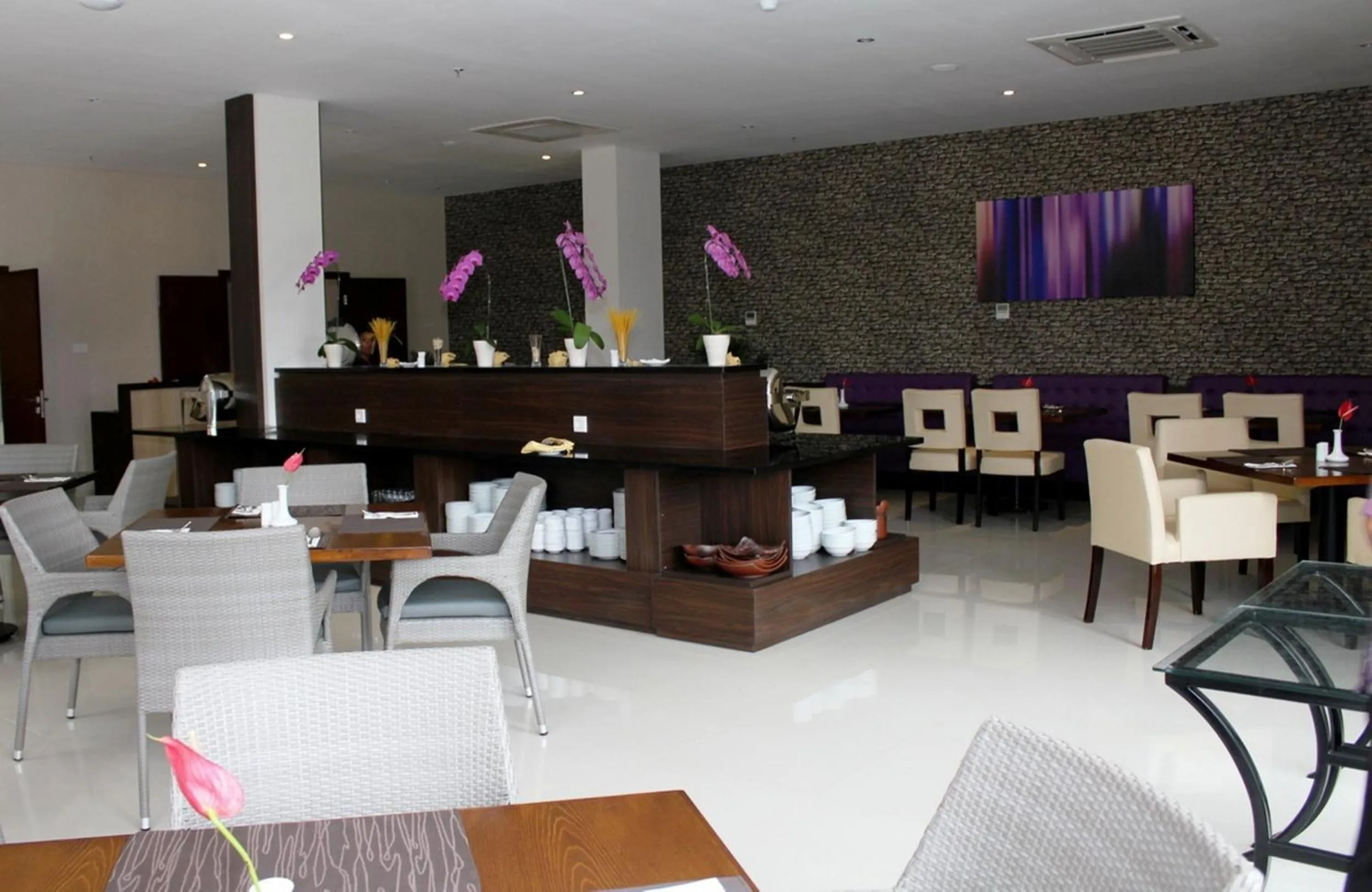 Restaurant/places to eat in Padjadjaran Suites Resort and Convention Hotel