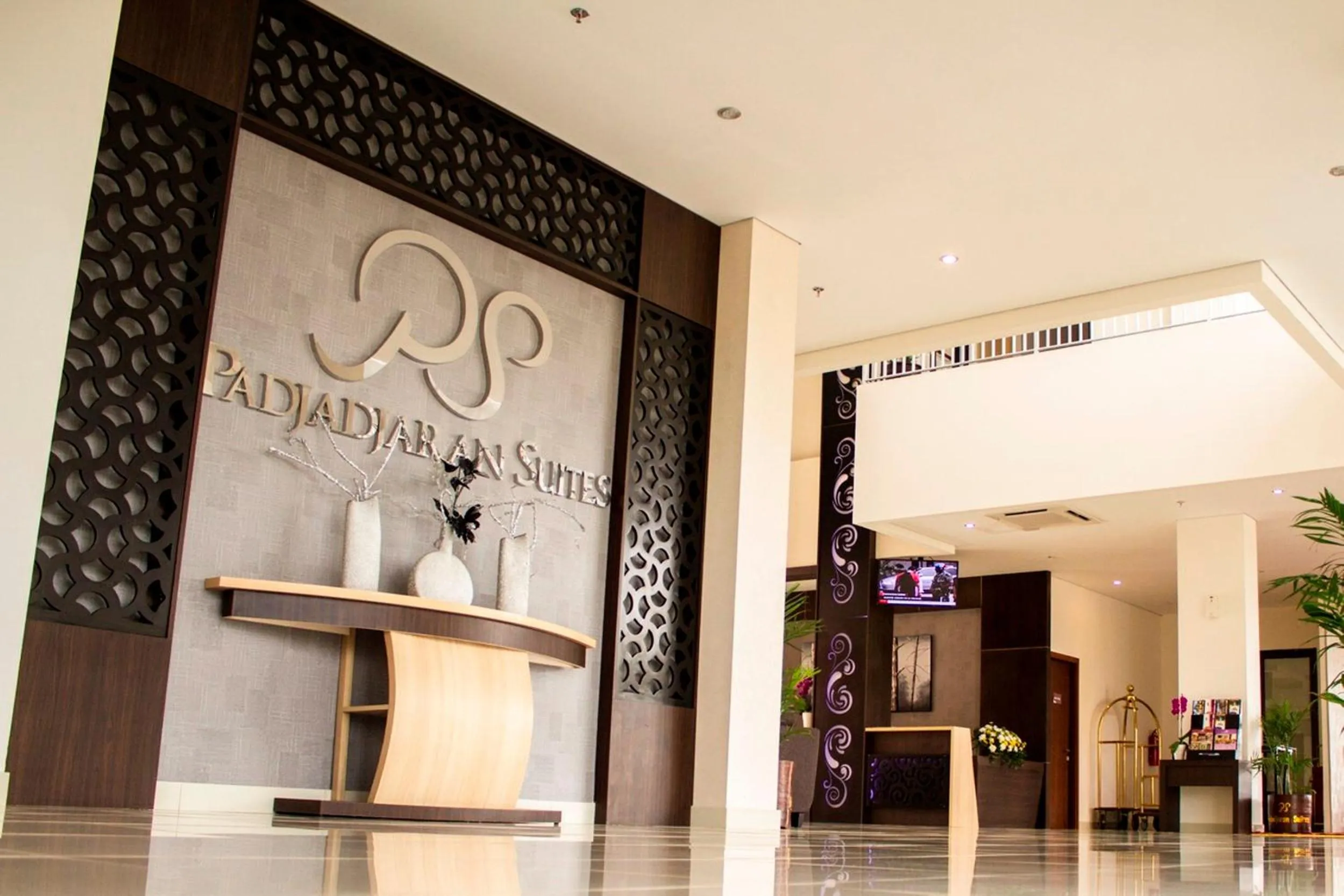 Lobby or reception in Padjadjaran Suites Resort and Convention Hotel