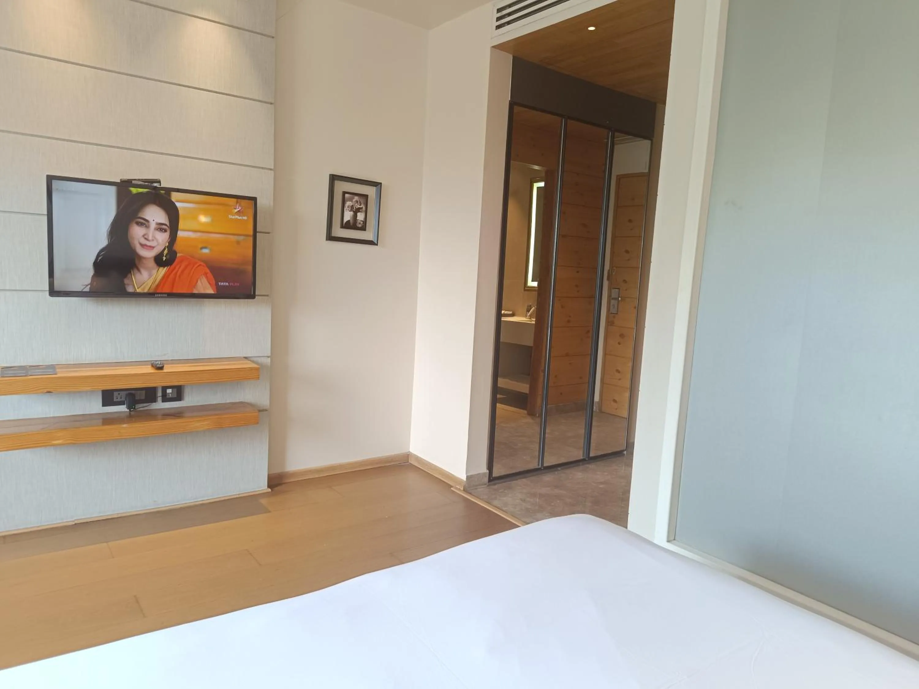 TV and multimedia, Bed in Udman Hotel Greater Noida