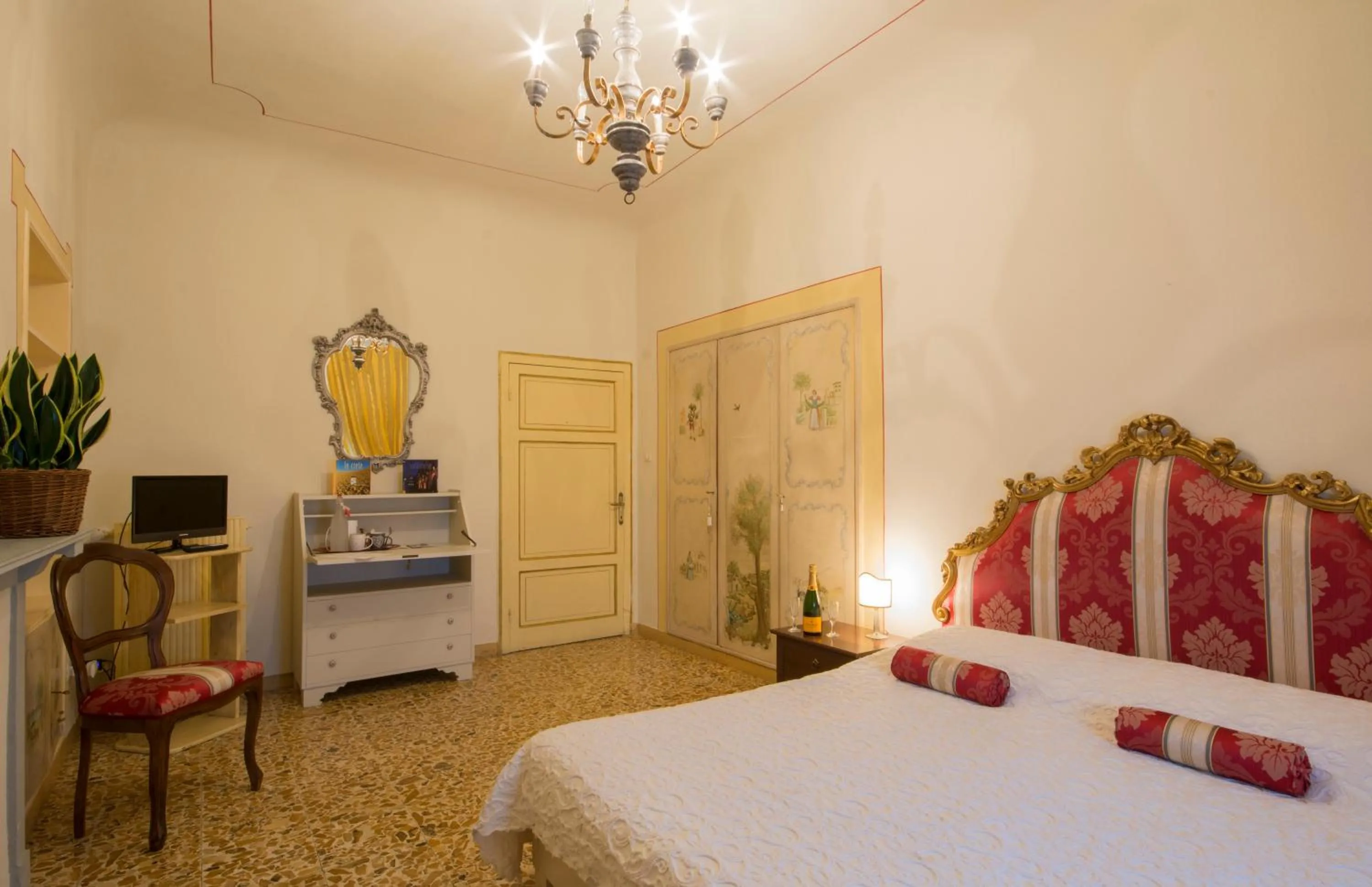 Photo of the whole room, Bed in B&B Pantaneto - Palazzo Bulgarini