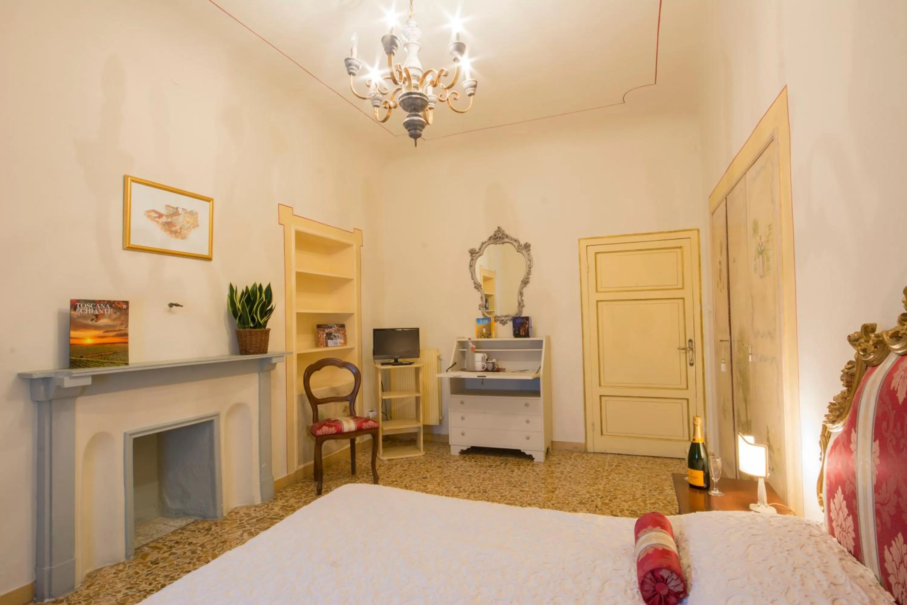 Photo of the whole room, Bed in B&B Pantaneto - Palazzo Bulgarini