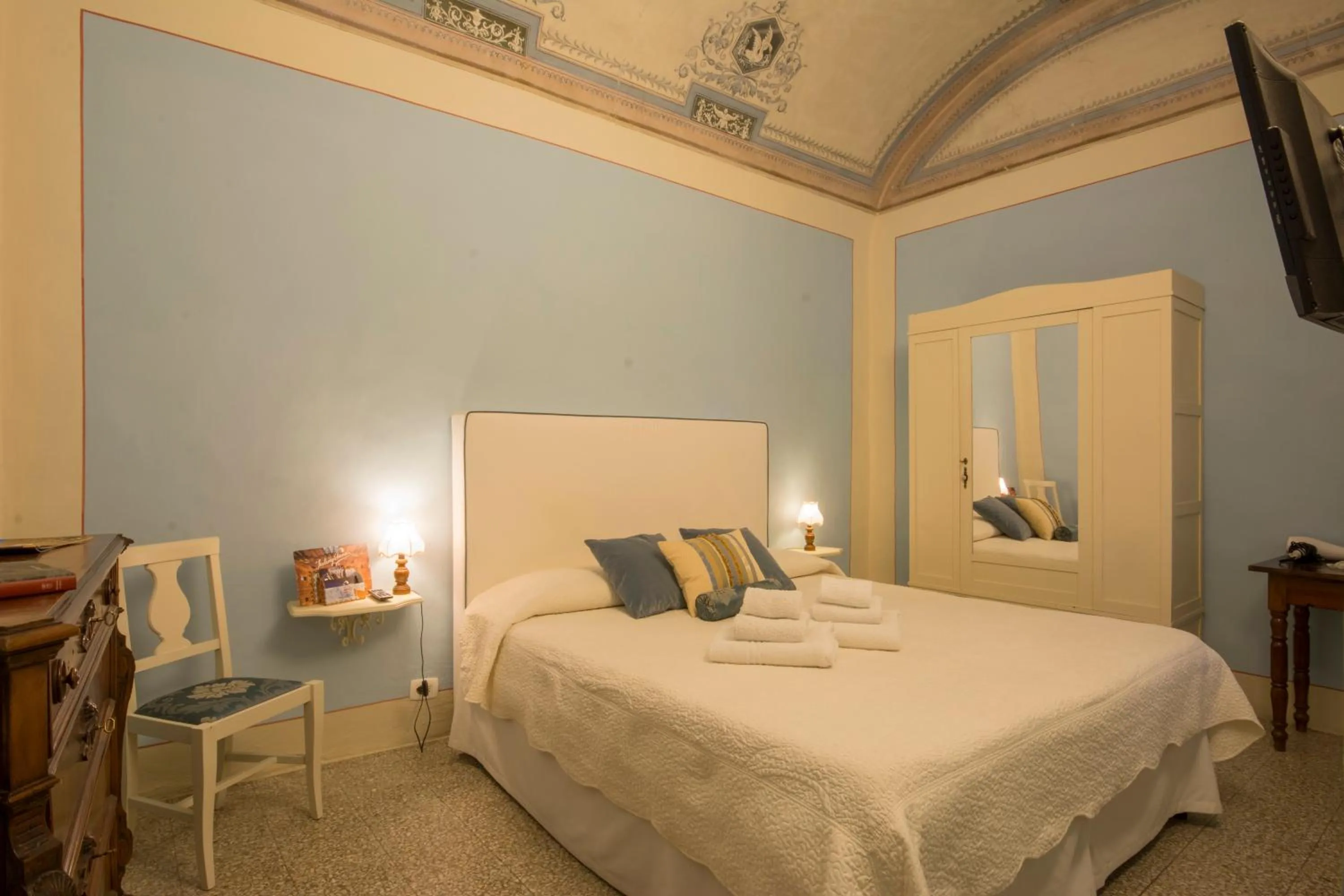 Photo of the whole room, Bed in B&B Pantaneto - Palazzo Bulgarini