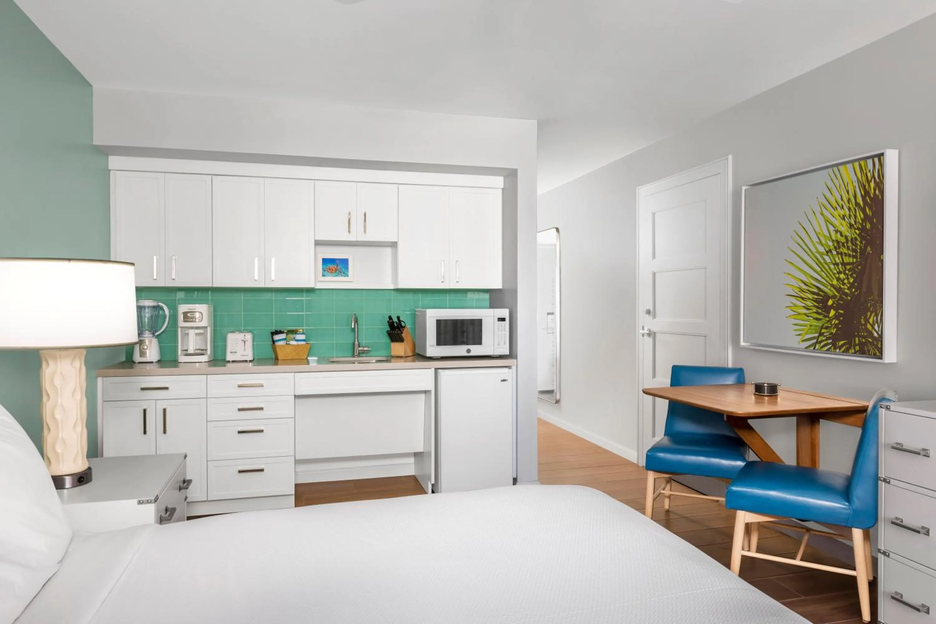 Kitchen or kitchenette, Bed in Elysian Beach Resort