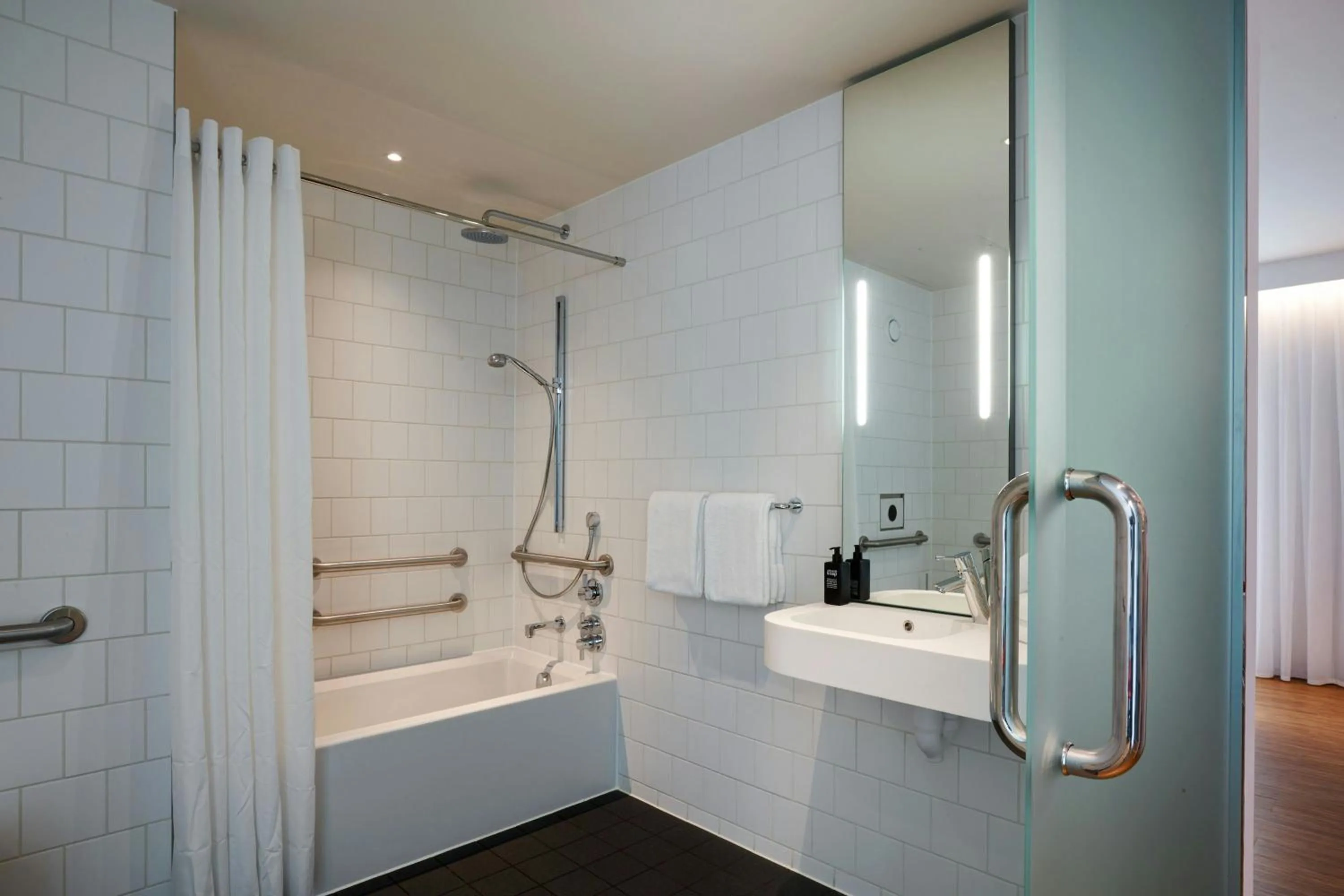 Bedroom in citizenM Los Angeles Downtown