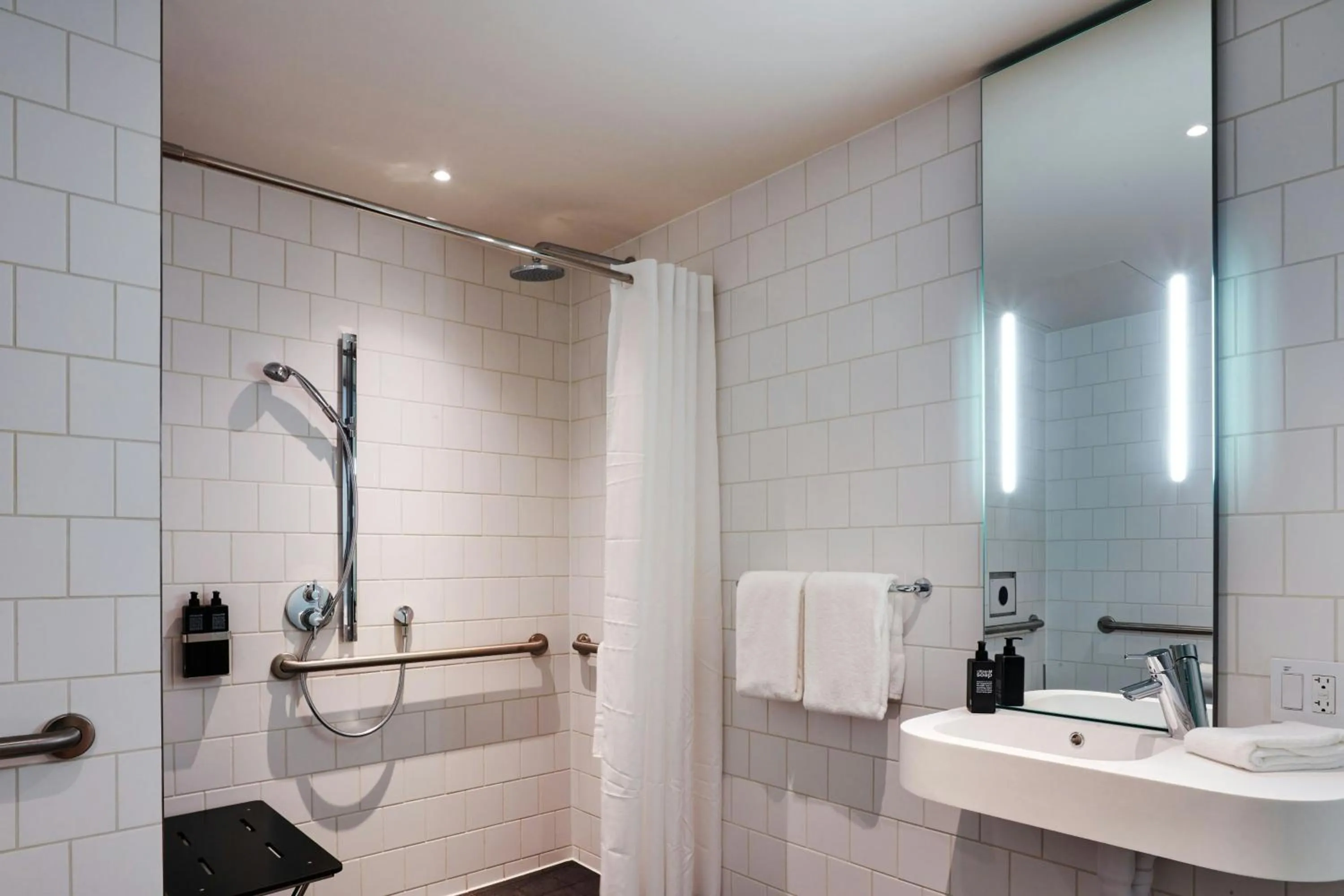 Bedroom in citizenM Los Angeles Downtown