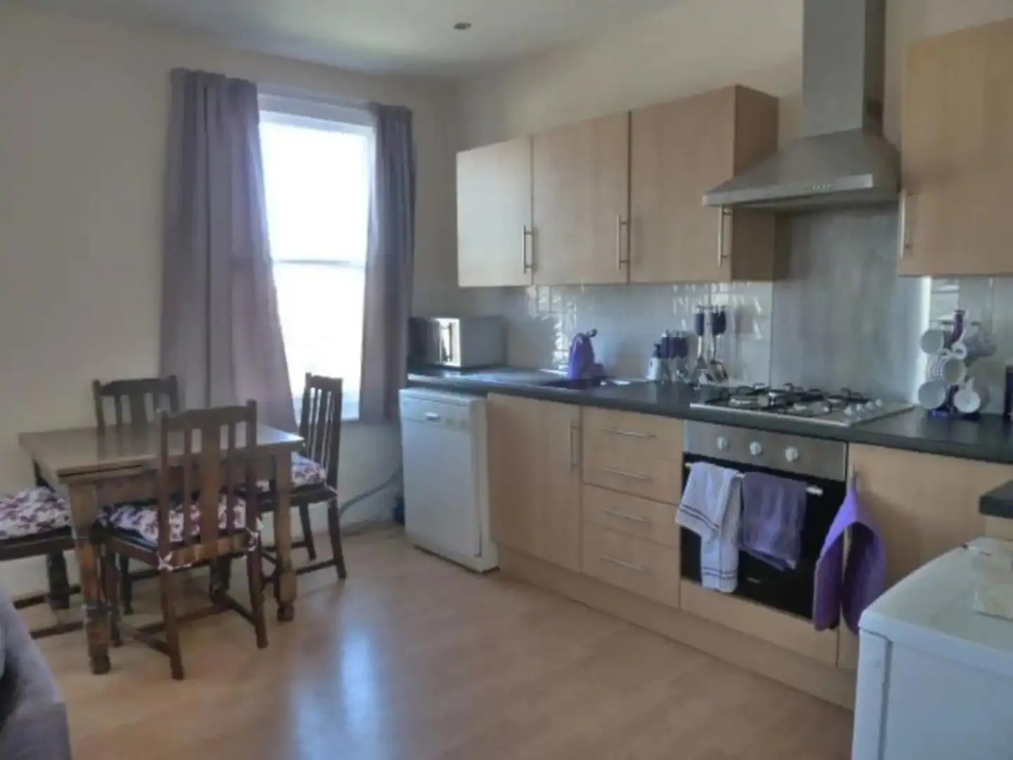 Top floor flat with sea view