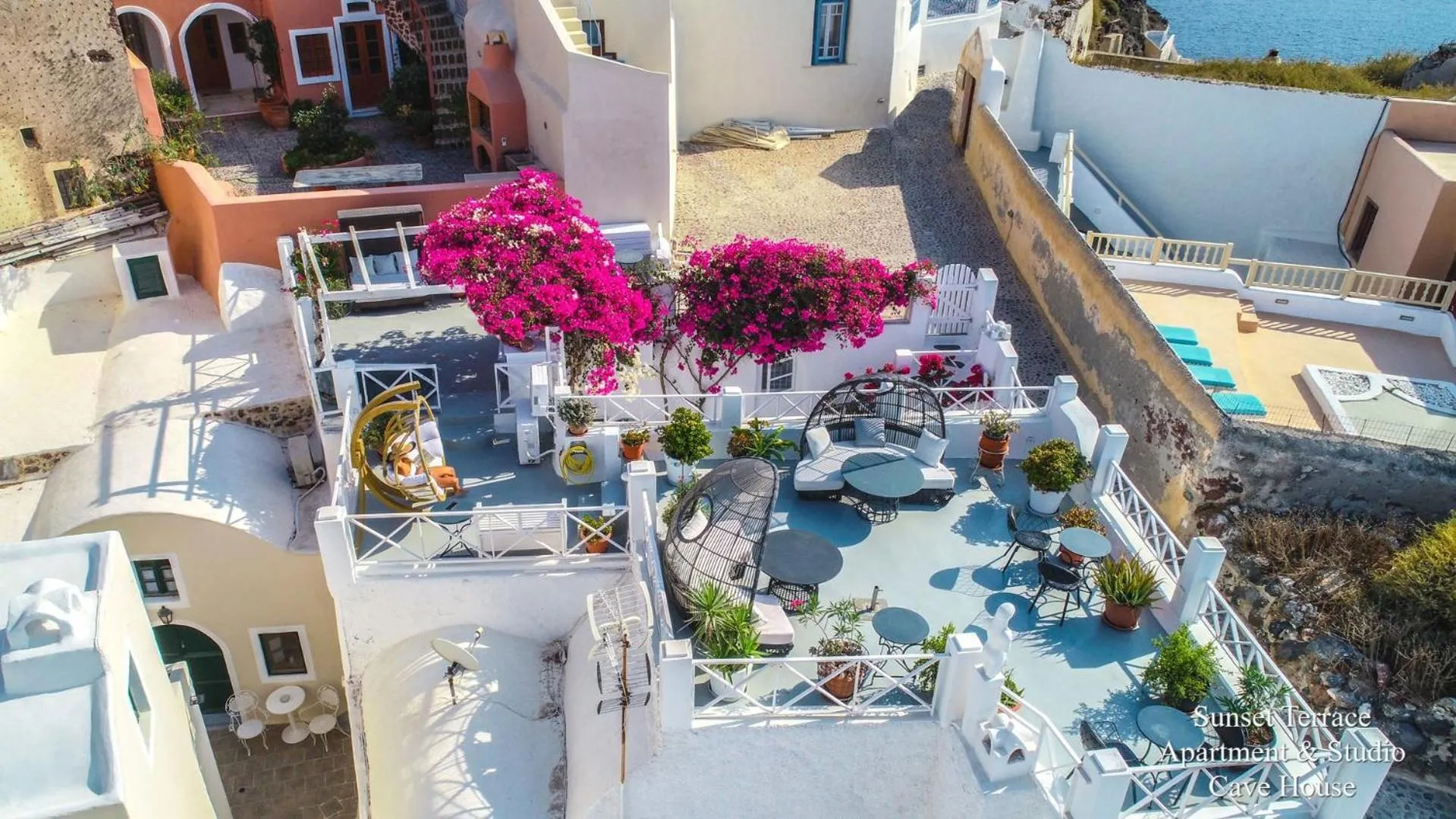 Three-Bedroom Premium Apartment in Santorini Paradise Cave Houses