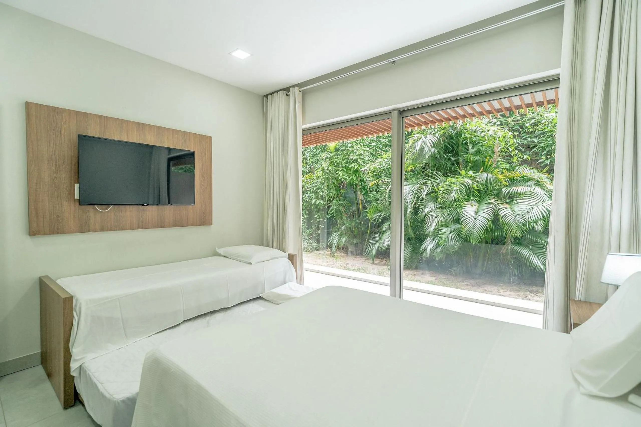 Bedroom, Bed in Flat Ile de Pipa Premium Maui by Qavi