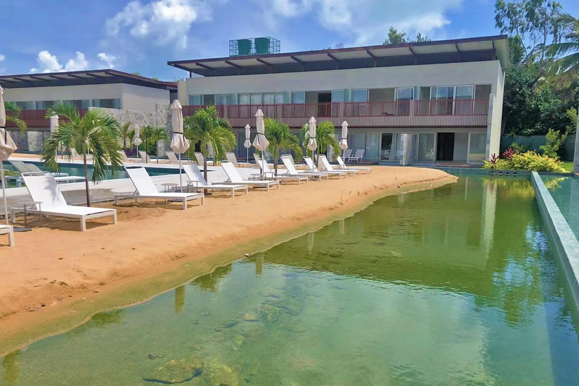 Swimming pool in Flat Ile de Pipa Premium Maui by Qavi