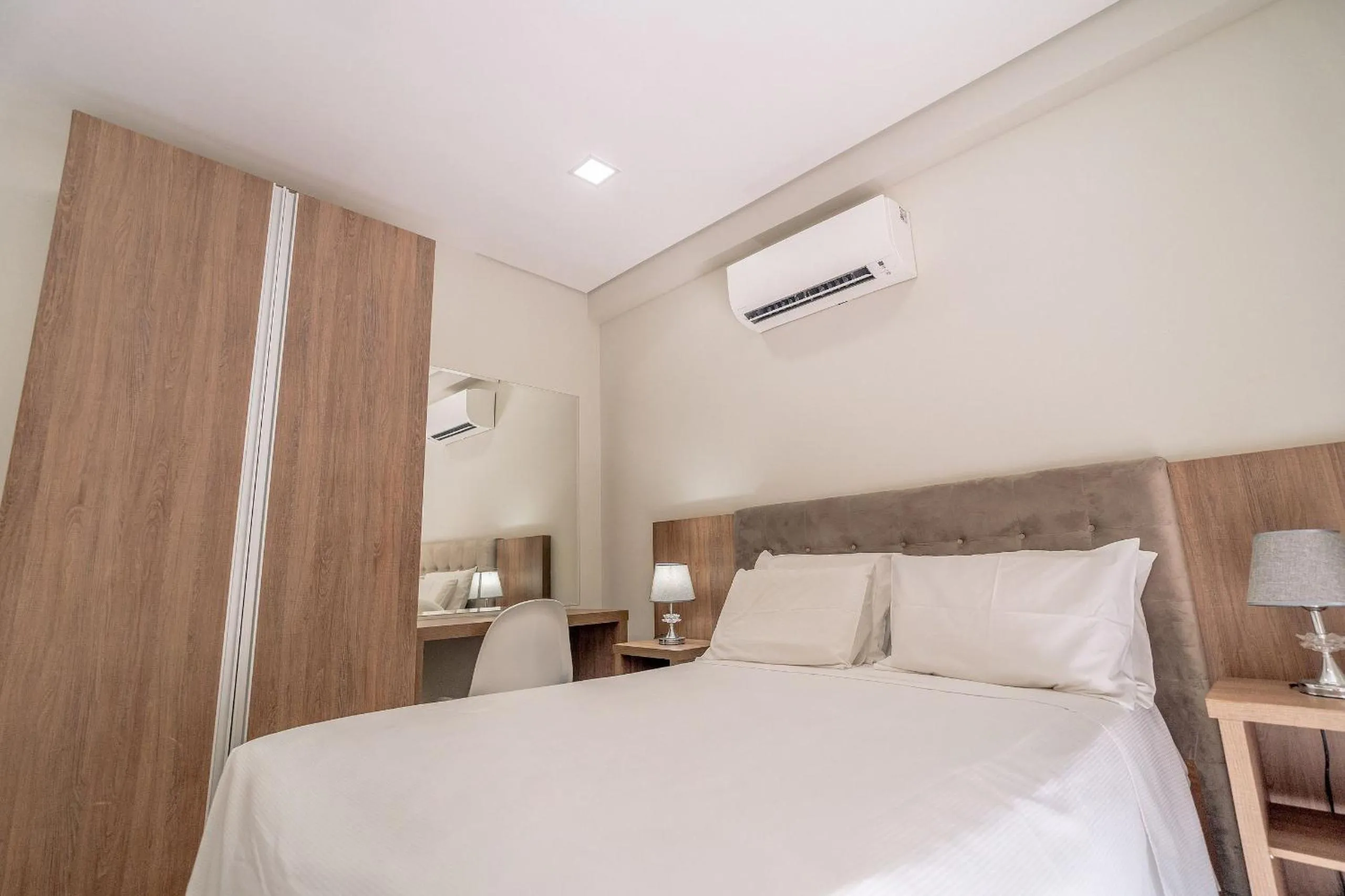 Bedroom, Bed in Flat Ile de Pipa Premium Maui by Qavi